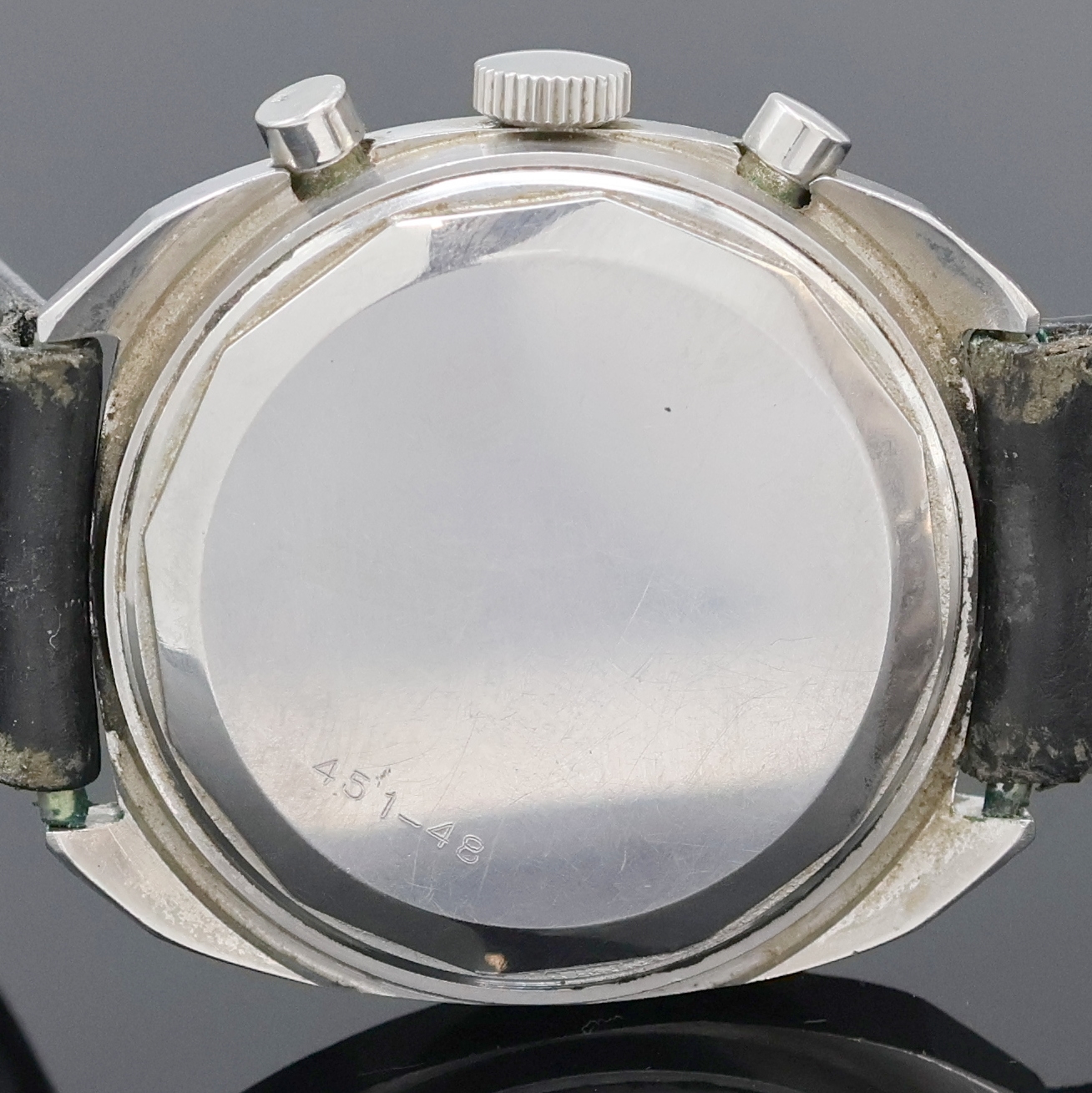 Detail d: SINN Armbandchronograph in Stahl, Schweiz um 1970, Handaufzug, Boden verschr., schwarzes Zifferbl. m. Leuchtind. u. Zeigern, silb. Hilfsblätter, 30 ...