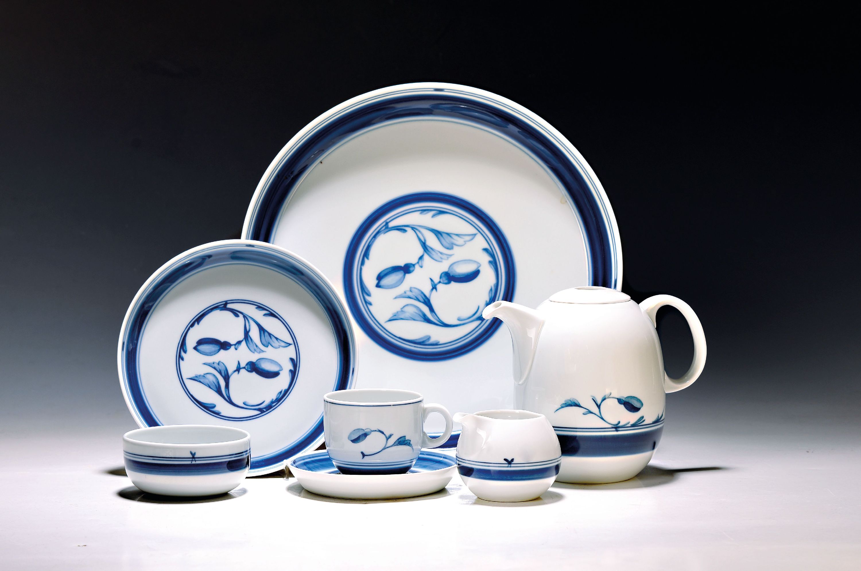 Image 27006936 - Kaffeeservice, Bing & Grondahl Kopenhagen, 20. Jh., Dekor Korinth, blauer floraler Dekor ...