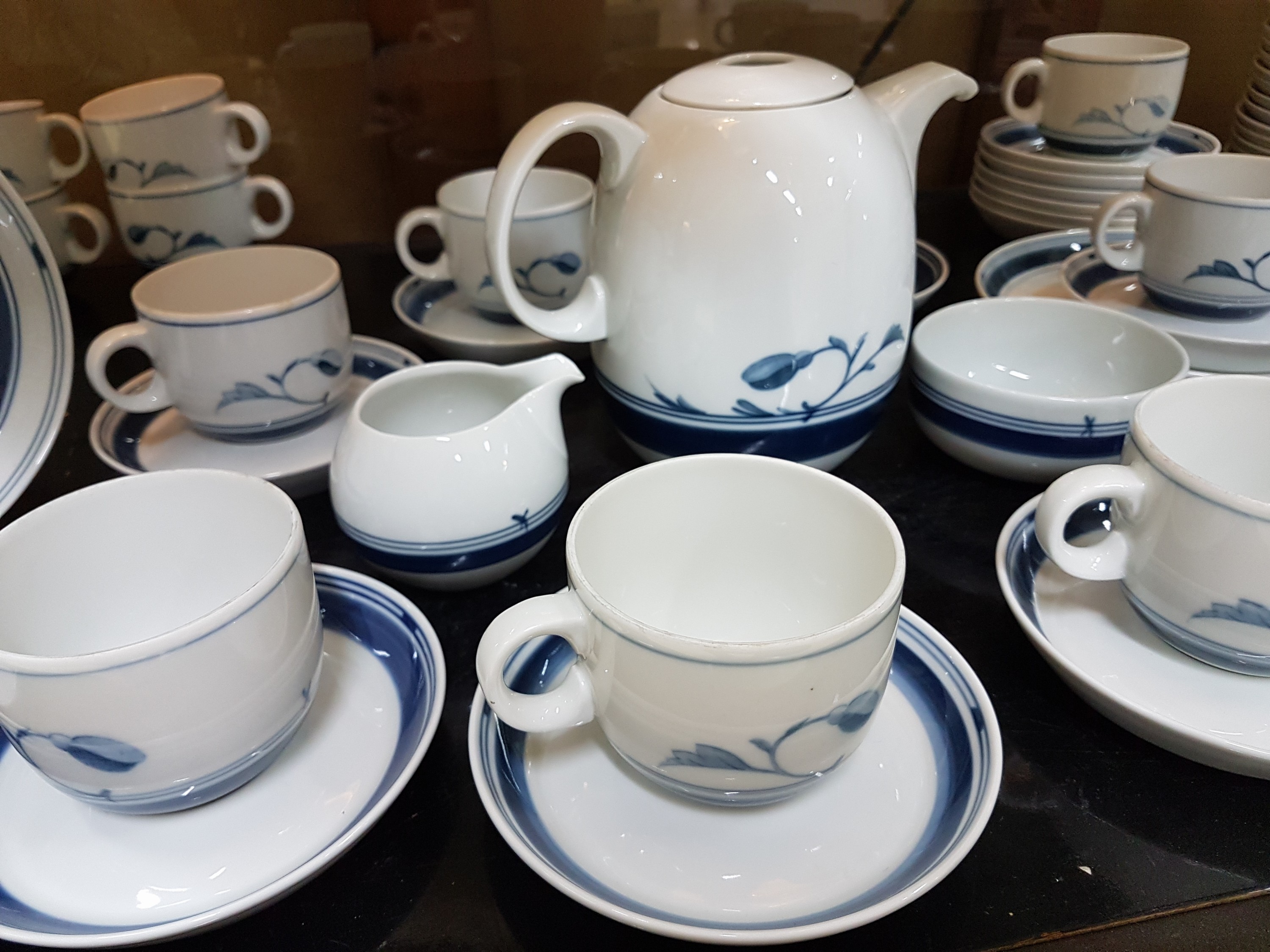 Detail a: Kaffeeservice, Bing & Grondahl Kopenhagen, 20. Jh., Dekor Korinth, blauer floraler Dekor unter der Glasur, Kanne, Zuckerschale, Milchkännchen, 18 ...