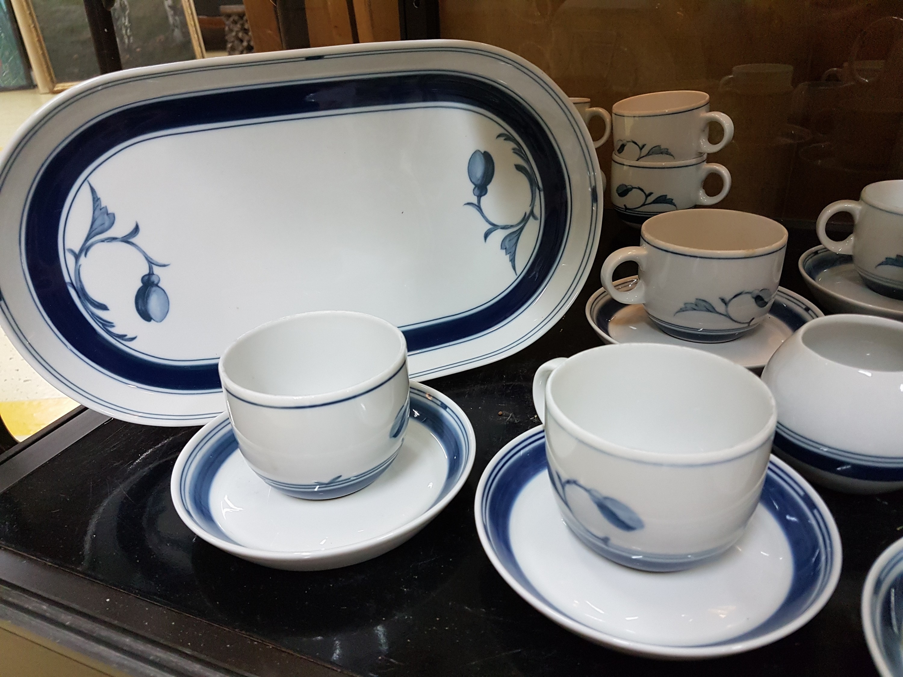 Detail b: Kaffeeservice, Bing & Grondahl Kopenhagen, 20. Jh., Dekor Korinth, blauer floraler Dekor unter der Glasur, Kanne, Zuckerschale, Milchkännchen, 18 ...