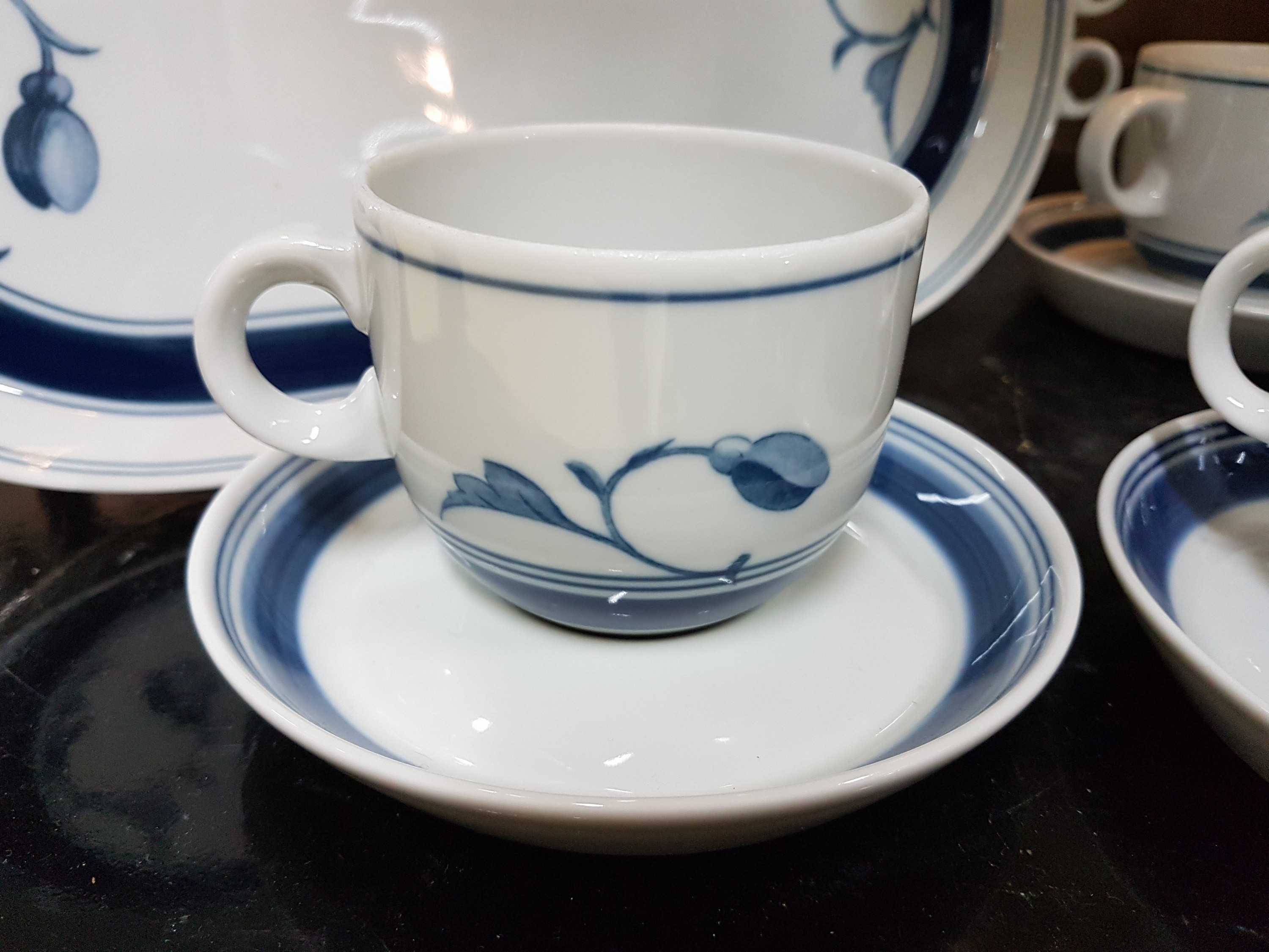 Detail c: Kaffeeservice, Bing & Grondahl Kopenhagen, 20. Jh., Dekor Korinth, blauer floraler Dekor unter der Glasur, Kanne, Zuckerschale, Milchkännchen, 18 ...