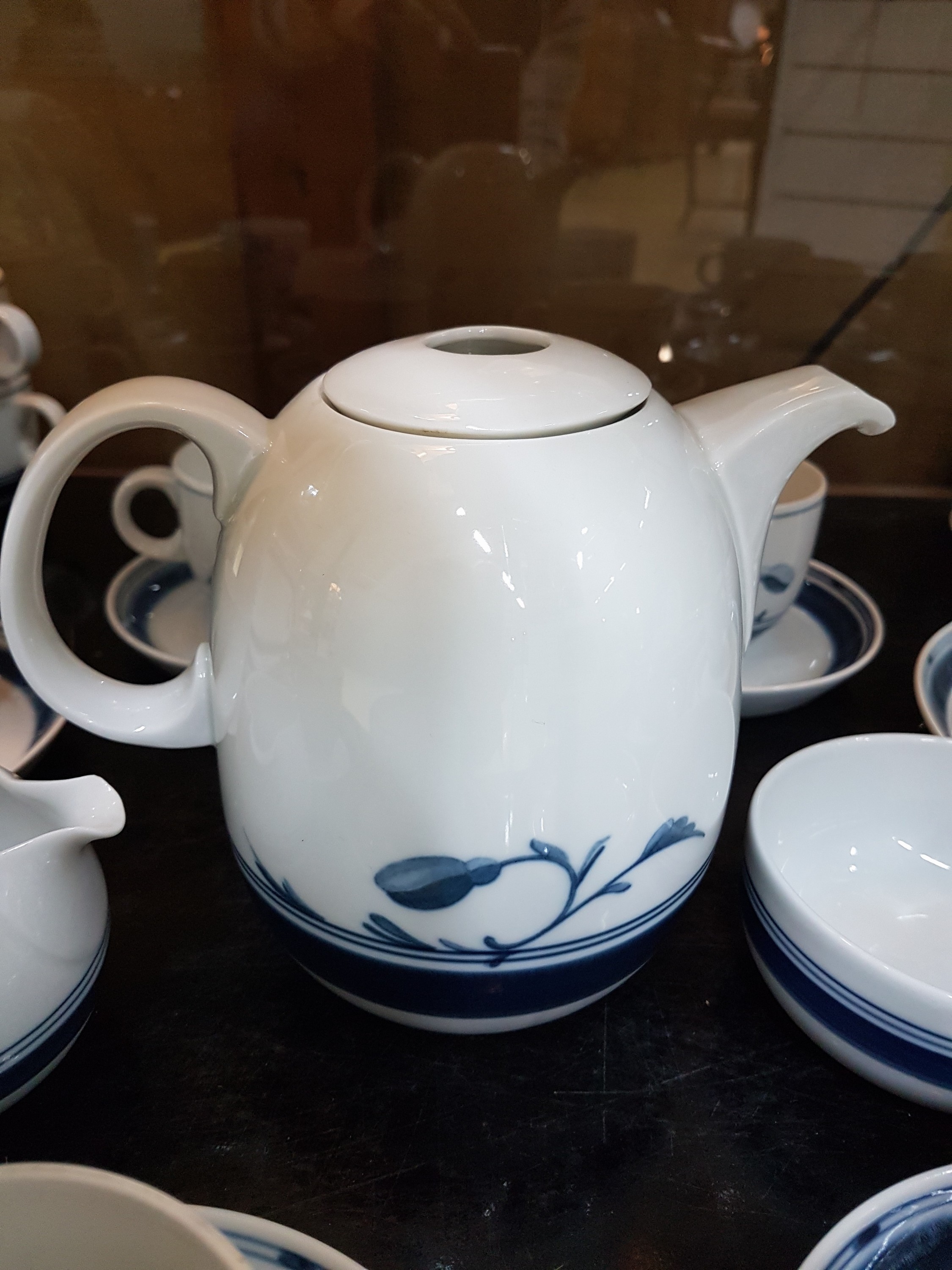 Detail d: Kaffeeservice, Bing & Grondahl Kopenhagen, 20. Jh., Dekor Korinth, blauer floraler Dekor unter der Glasur, Kanne, Zuckerschale, Milchkännchen, 18 ...