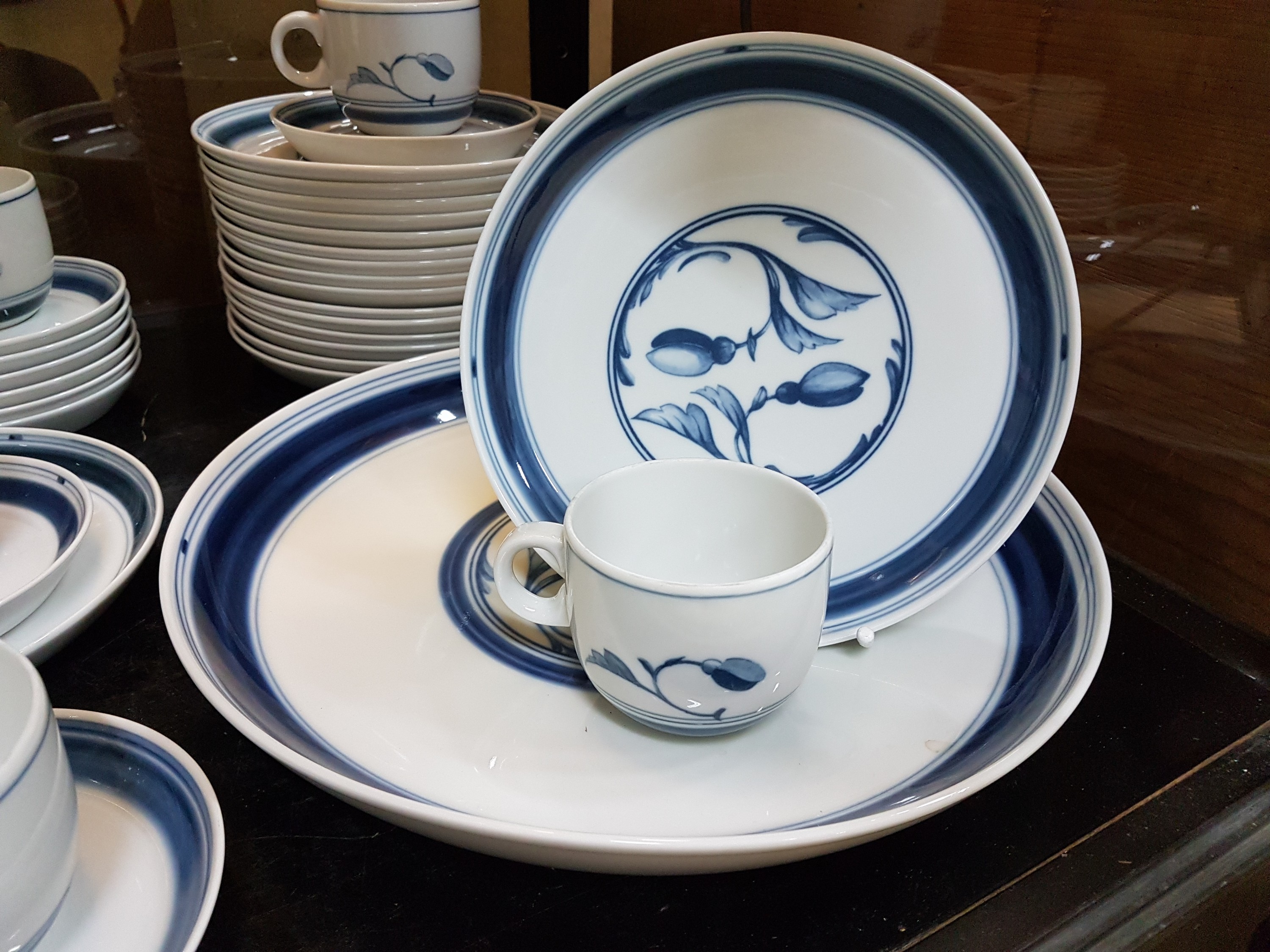 Detail e: Kaffeeservice, Bing & Grondahl Kopenhagen, 20. Jh., Dekor Korinth, blauer floraler Dekor unter der Glasur, Kanne, Zuckerschale, Milchkännchen, 18 ...