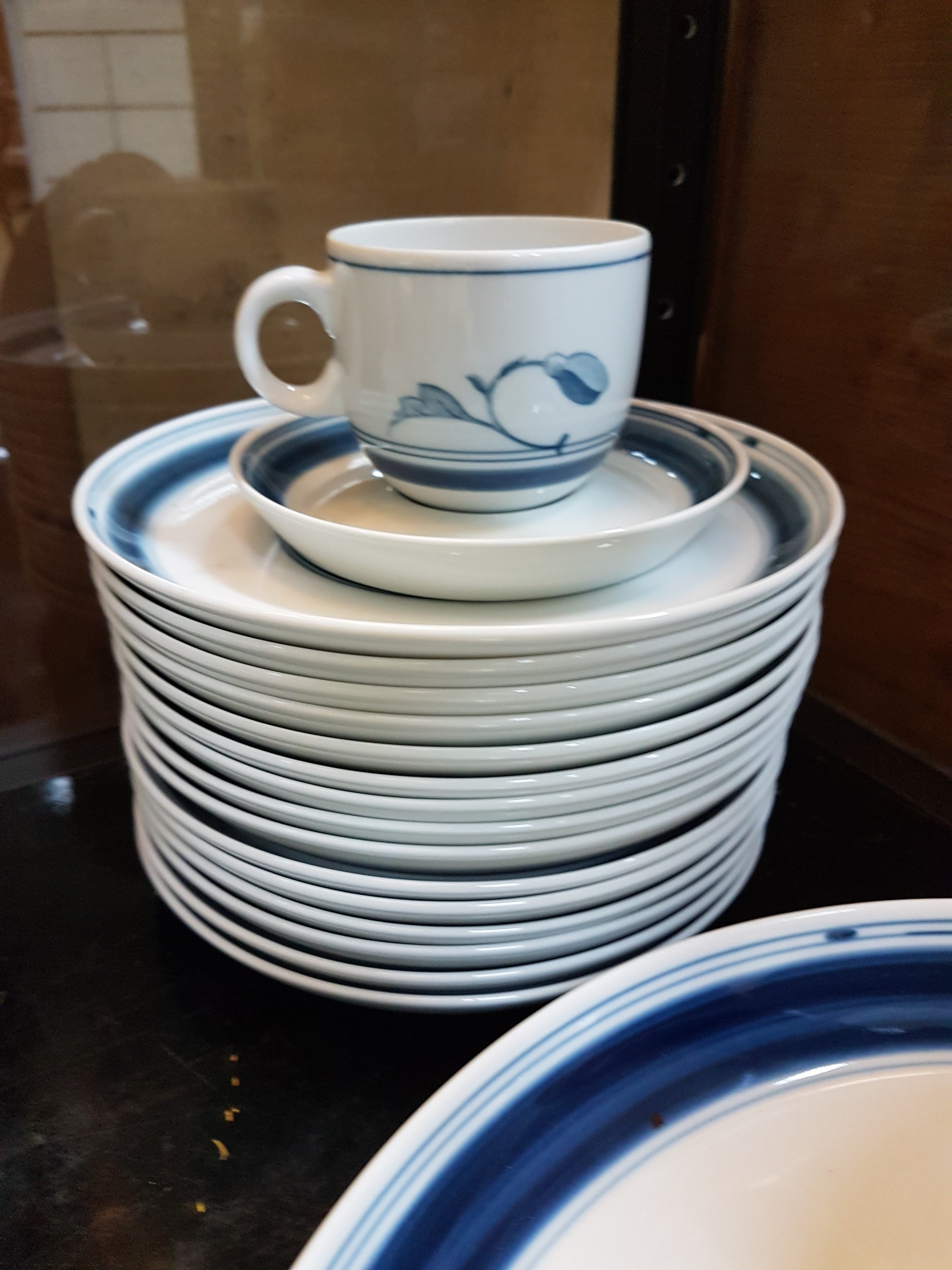 Detail f: Kaffeeservice, Bing & Grondahl Kopenhagen, 20. Jh., Dekor Korinth, blauer floraler Dekor unter der Glasur, Kanne, Zuckerschale, Milchkännchen, 18 ...