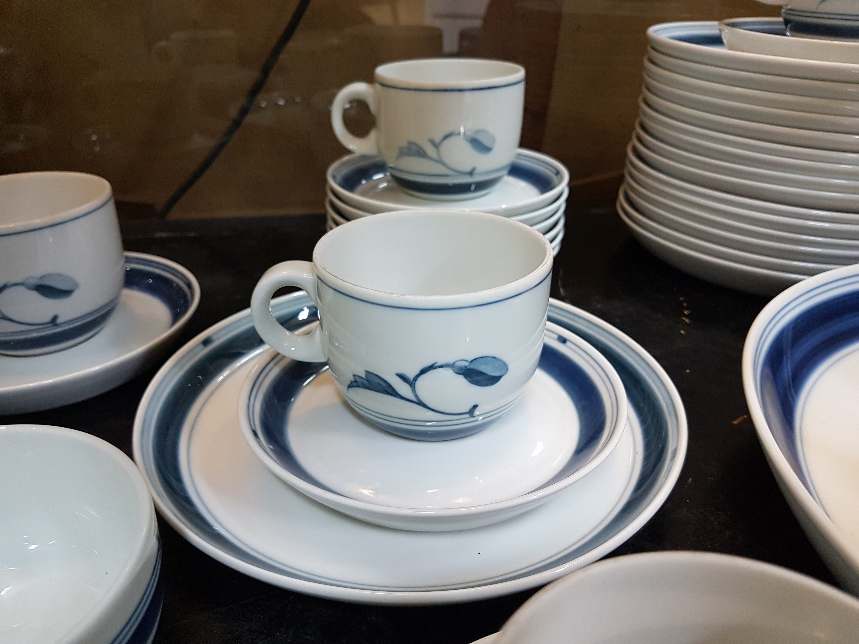 Detail g: Kaffeeservice, Bing & Grondahl Kopenhagen, 20. Jh., Dekor Korinth, blauer floraler Dekor unter der Glasur, Kanne, Zuckerschale, Milchkännchen, 18 ...