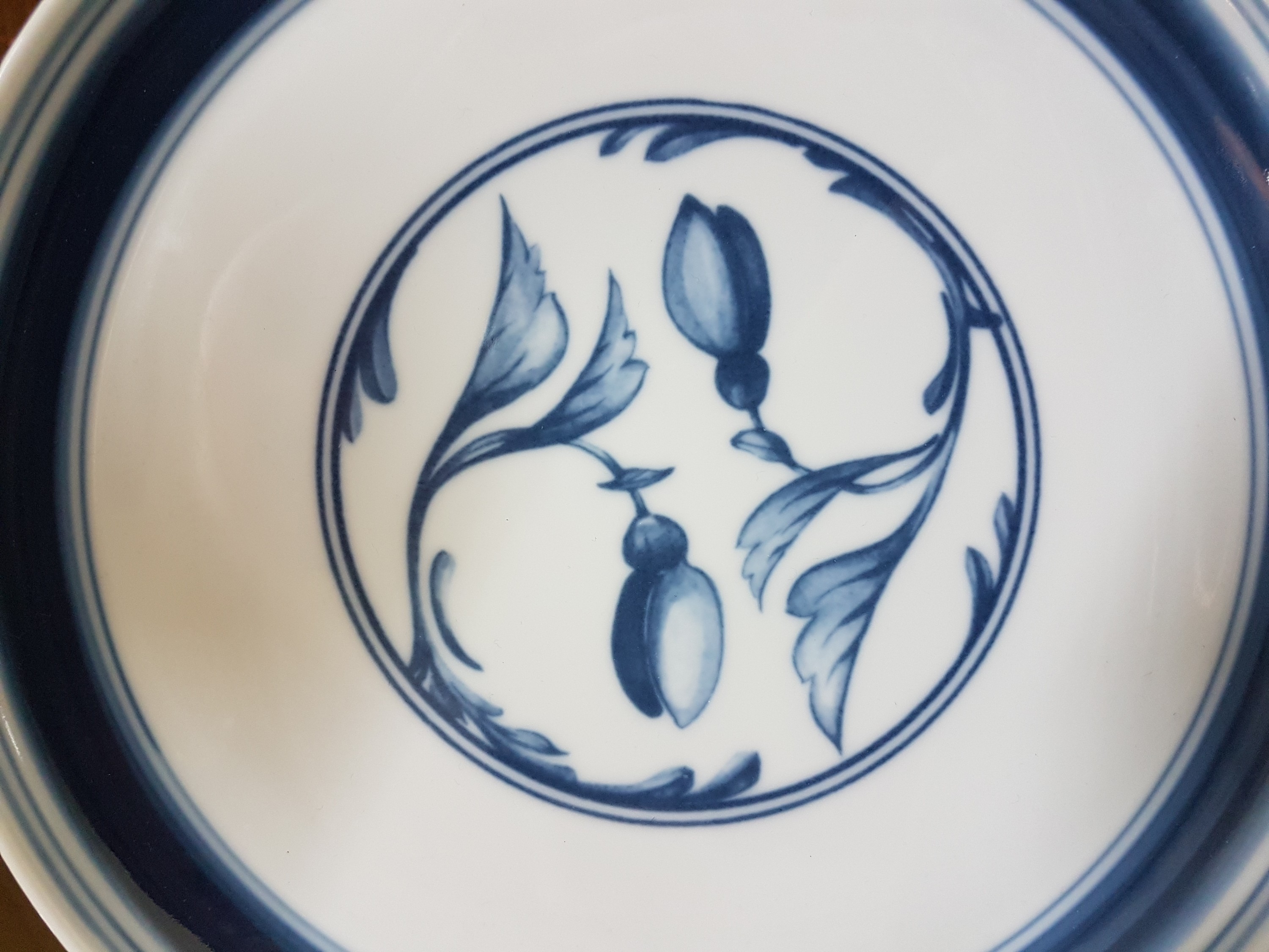 Detail i: Kaffeeservice, Bing & Grondahl Kopenhagen, 20. Jh., Dekor Korinth, blauer floraler Dekor unter der Glasur, Kanne, Zuckerschale, Milchkännchen, 18 ...