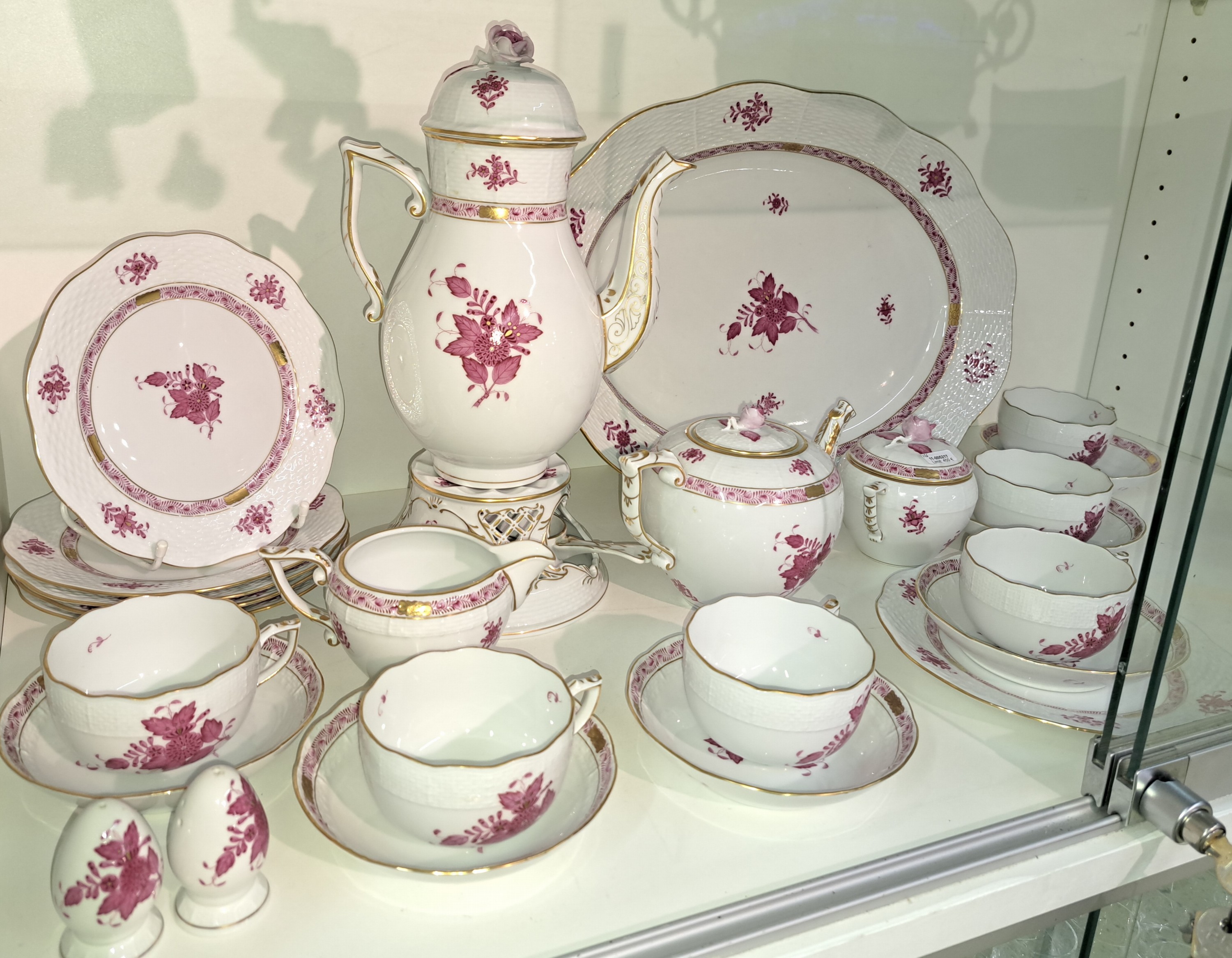 Detail a: Kaffee- bzw. Teeservice, Herend Ungarn, Apponiy purpur, Kaffeekanne, Teekanne, Stövchen, Zuckerdose, Milchkännchen, 6 Tassen mit Untertassen, 6 ...