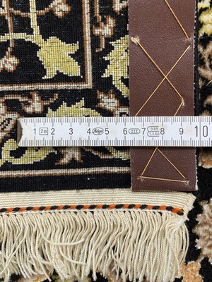 27006905e - Esfahan fein sign., Persien, Ende 20.Jhd., Korkwolle mit und auf Seide, ca. 160 x 109 ...