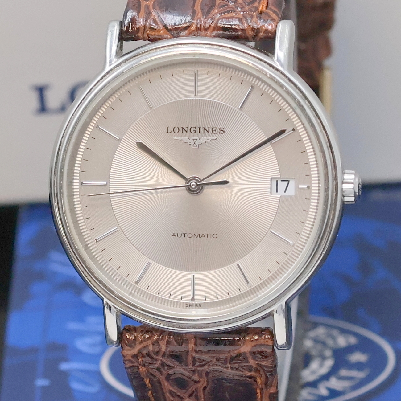 Detail a: LONGINES Presence Armbanduhr Referenz L4.721.4, Schweiz verk. lt. beil. Pap. 06/2004, Automatik, Edelstahlgeh., Boden aufgedr., silb. Zifferbl. ...