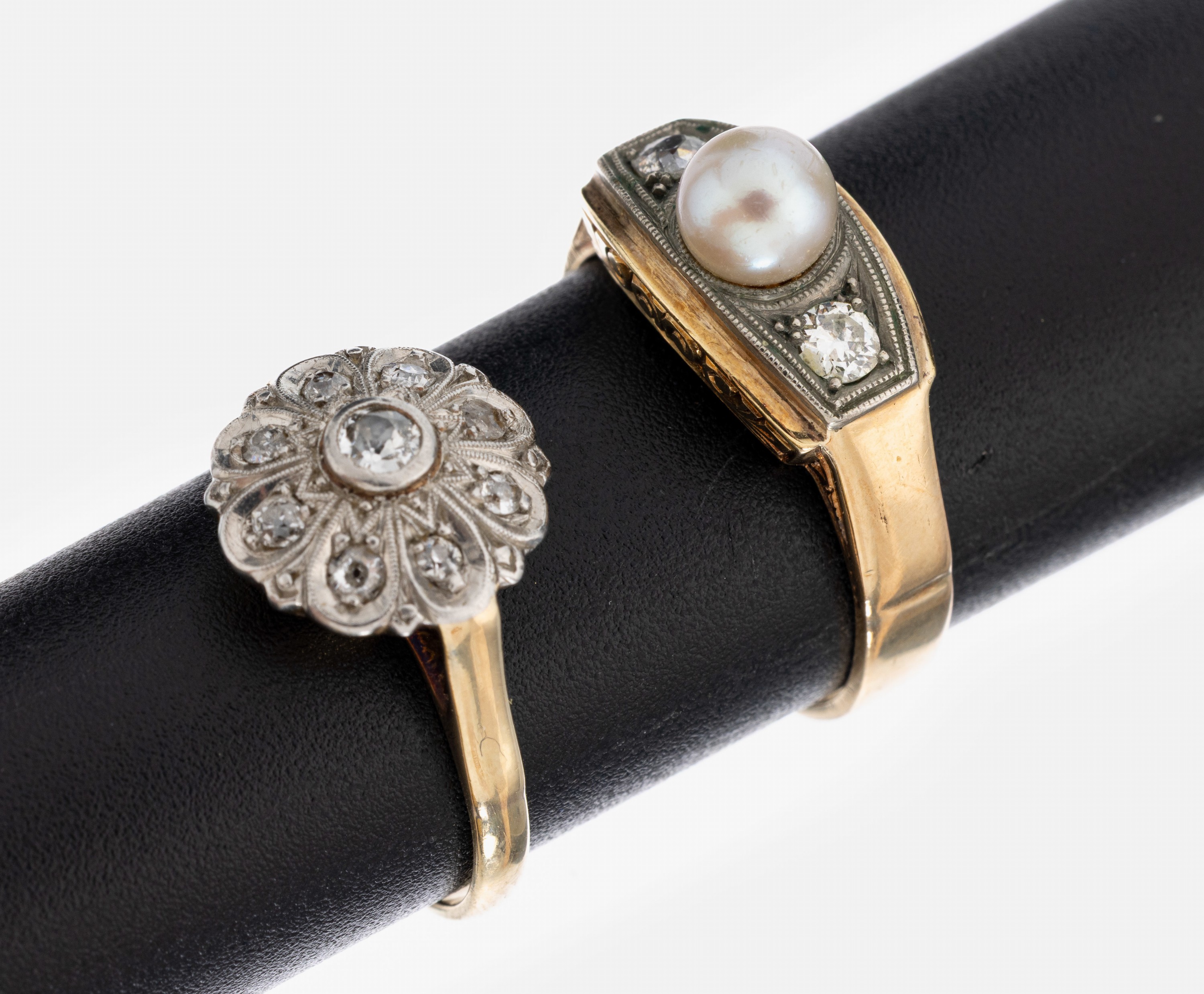 Image 27007045 - Konvolut 2 14 kt Gold Ringe, GG 585/000, 1 x um 1900, blütenf. Ringkopf, schauseitig ...