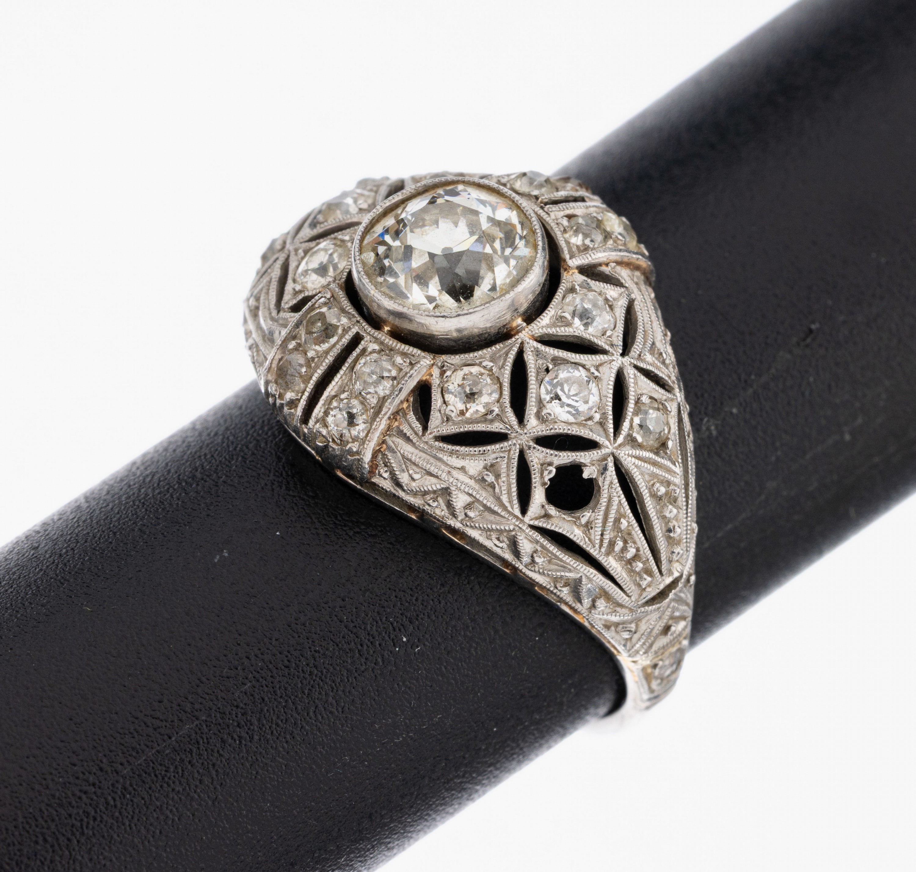 Image 27007048 - Platin Art Deco Diamant-Ring, um 1930, Pt gepr., durchbrochen gearbeitet, mittig ...