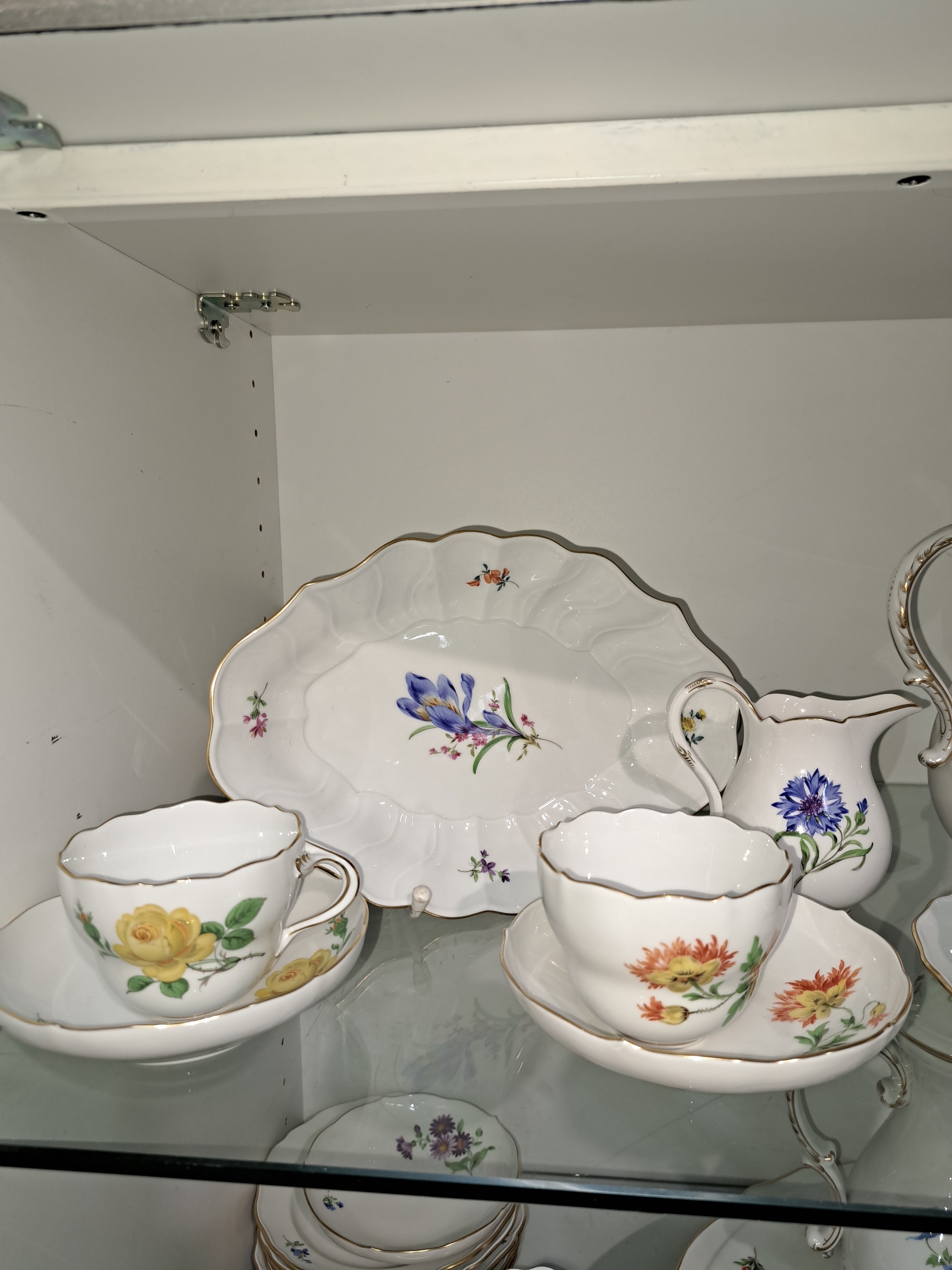 Detail a: Kaffeeservice und Zubehör, Meissen, 20. Jh., 2. Wahl, Blume 1, Kaffeekanne (Deckelrose l. best.), 6 Kaffeetassen mit Untertassen Zuckerdose, ...