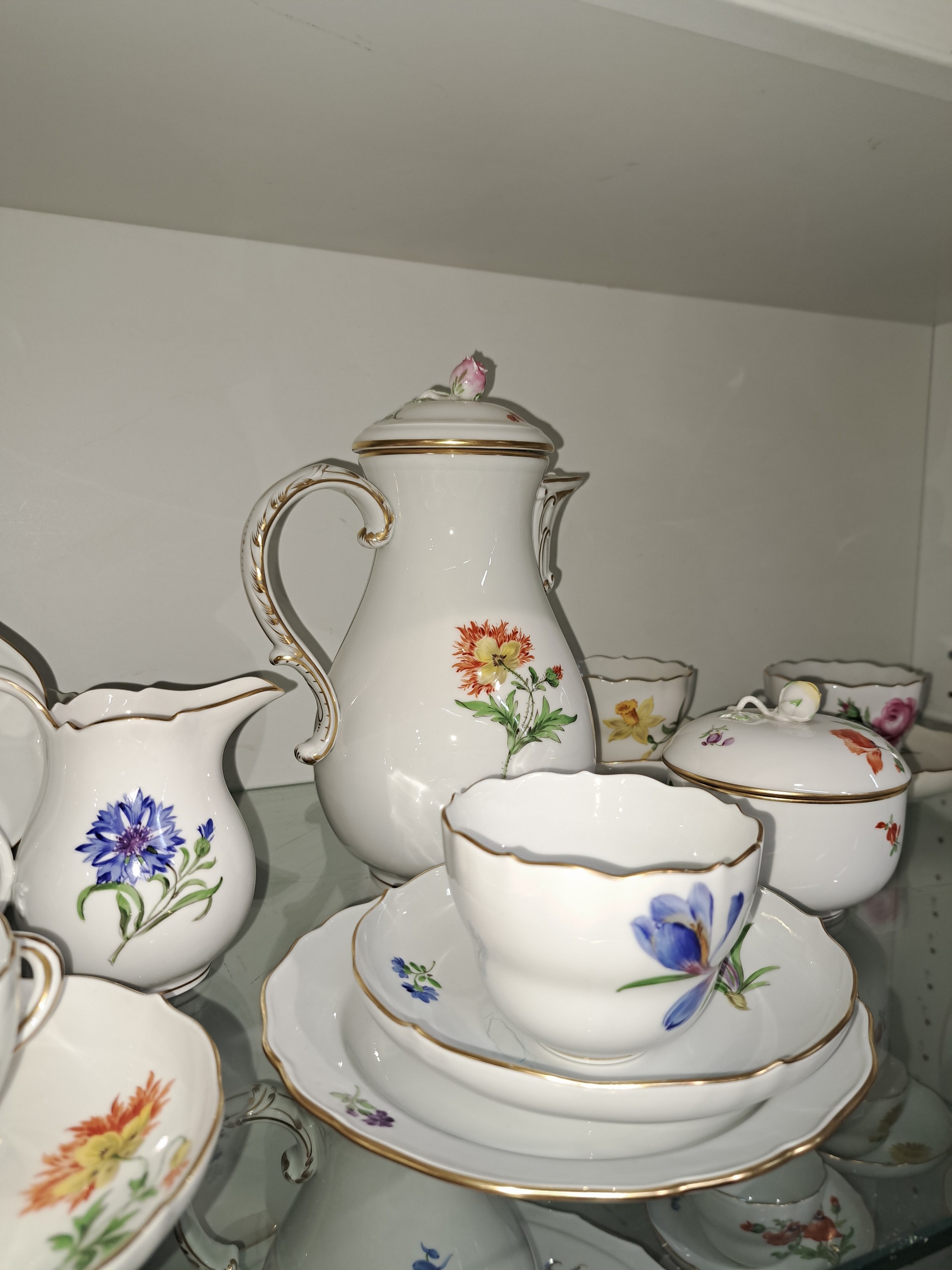 Detail b: Kaffeeservice und Zubehör, Meissen, 20. Jh., 2. Wahl, Blume 1, Kaffeekanne (Deckelrose l. best.), 6 Kaffeetassen mit Untertassen Zuckerdose, ...