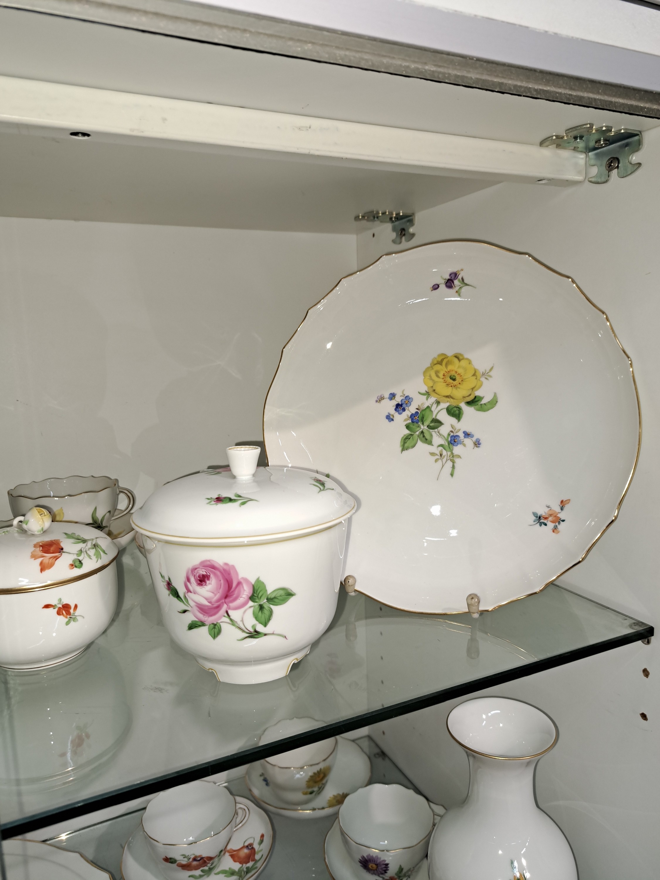Detail c: Kaffeeservice und Zubehör, Meissen, 20. Jh., 2. Wahl, Blume 1, Kaffeekanne (Deckelrose l. best.), 6 Kaffeetassen mit Untertassen Zuckerdose, ...