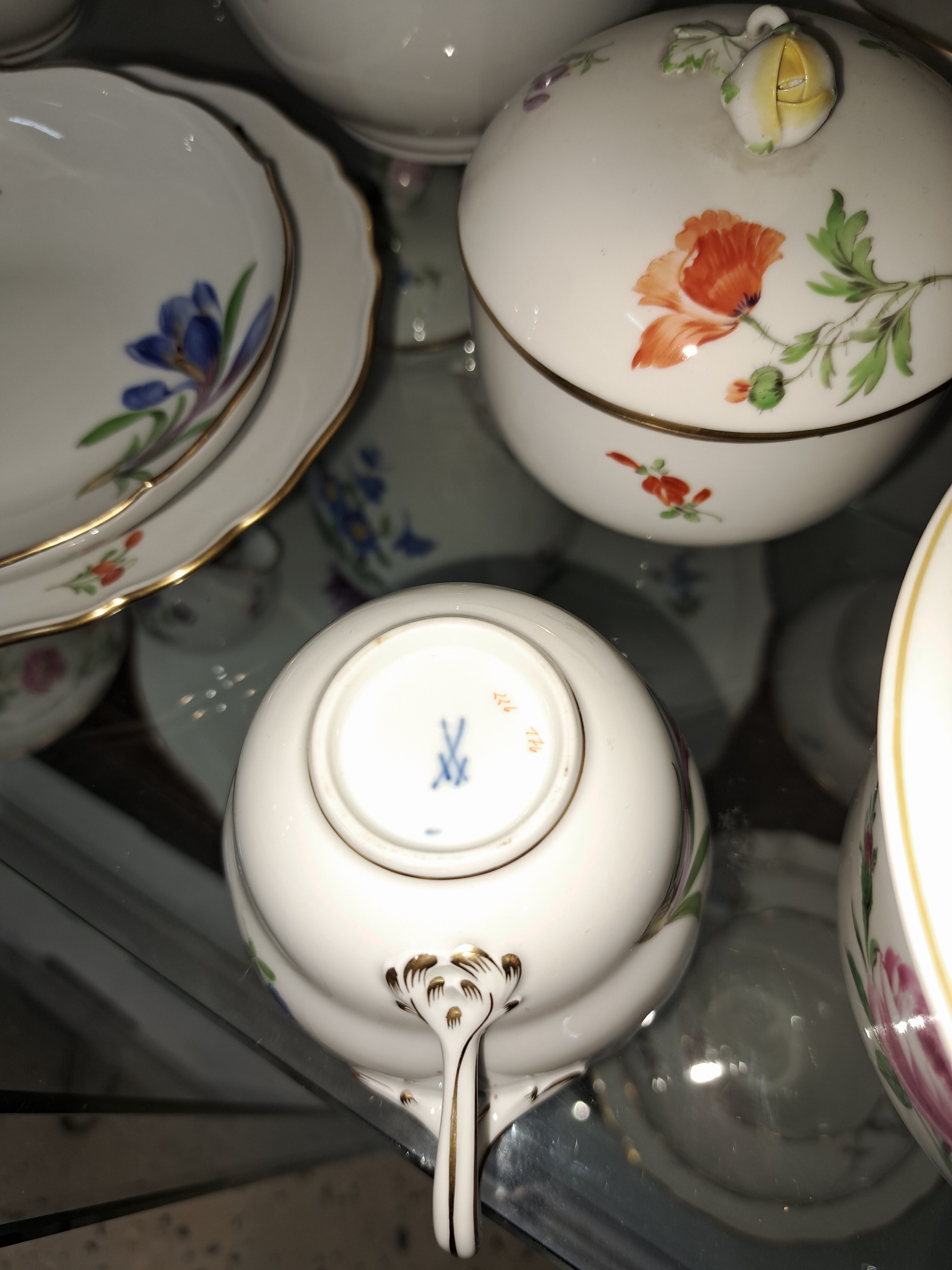 Detail d: Kaffeeservice und Zubehör, Meissen, 20. Jh., 2. Wahl, Blume 1, Kaffeekanne (Deckelrose l. best.), 6 Kaffeetassen mit Untertassen Zuckerdose, ...
