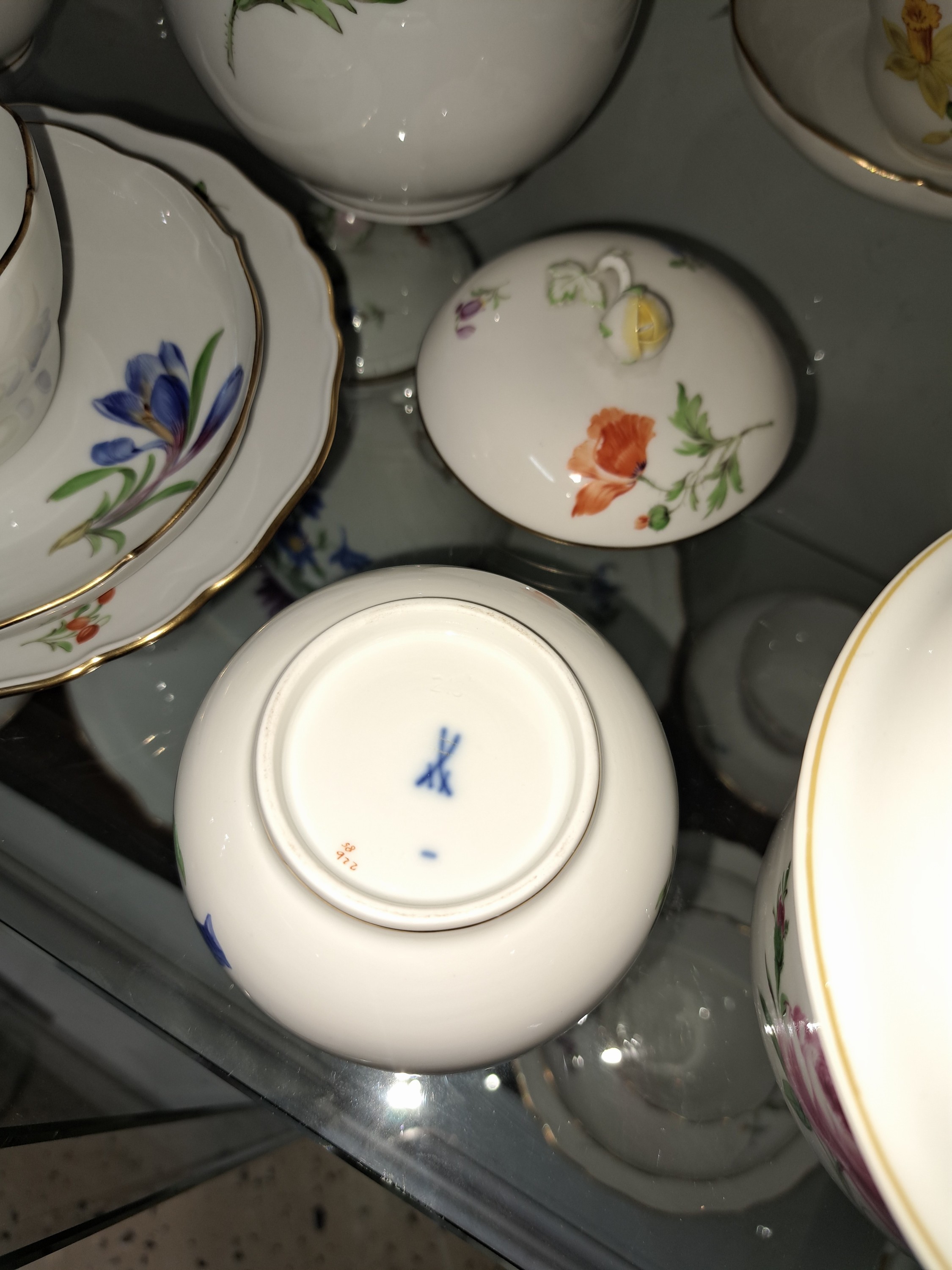 Detail e: Kaffeeservice und Zubehör, Meissen, 20. Jh., 2. Wahl, Blume 1, Kaffeekanne (Deckelrose l. best.), 6 Kaffeetassen mit Untertassen Zuckerdose, ...