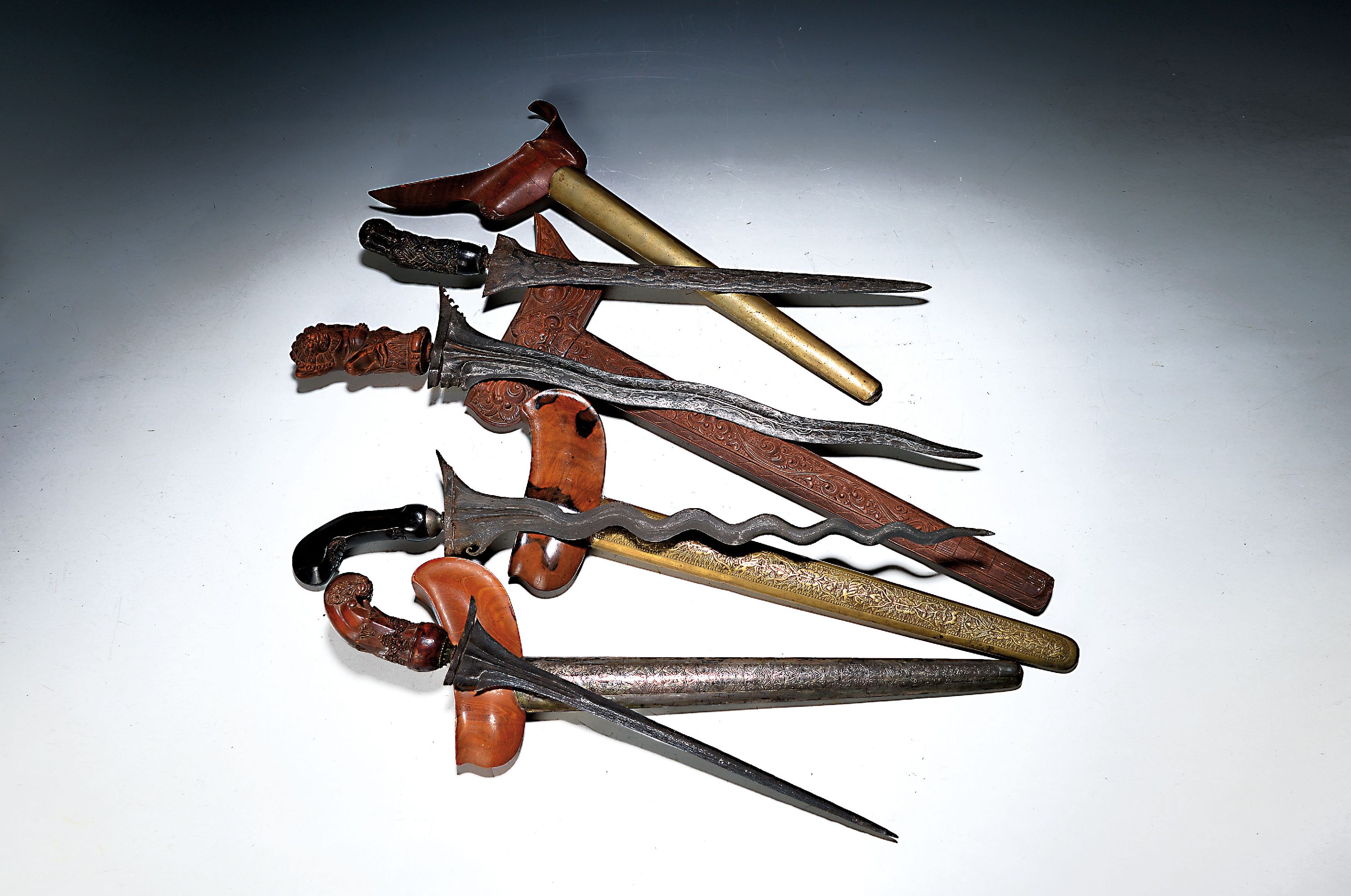 Image 27007118 - Vier Kris, Indonesien, 19. Jh., Damastklingen, geschnitzte Griffe, z.T. mit verzierten ...