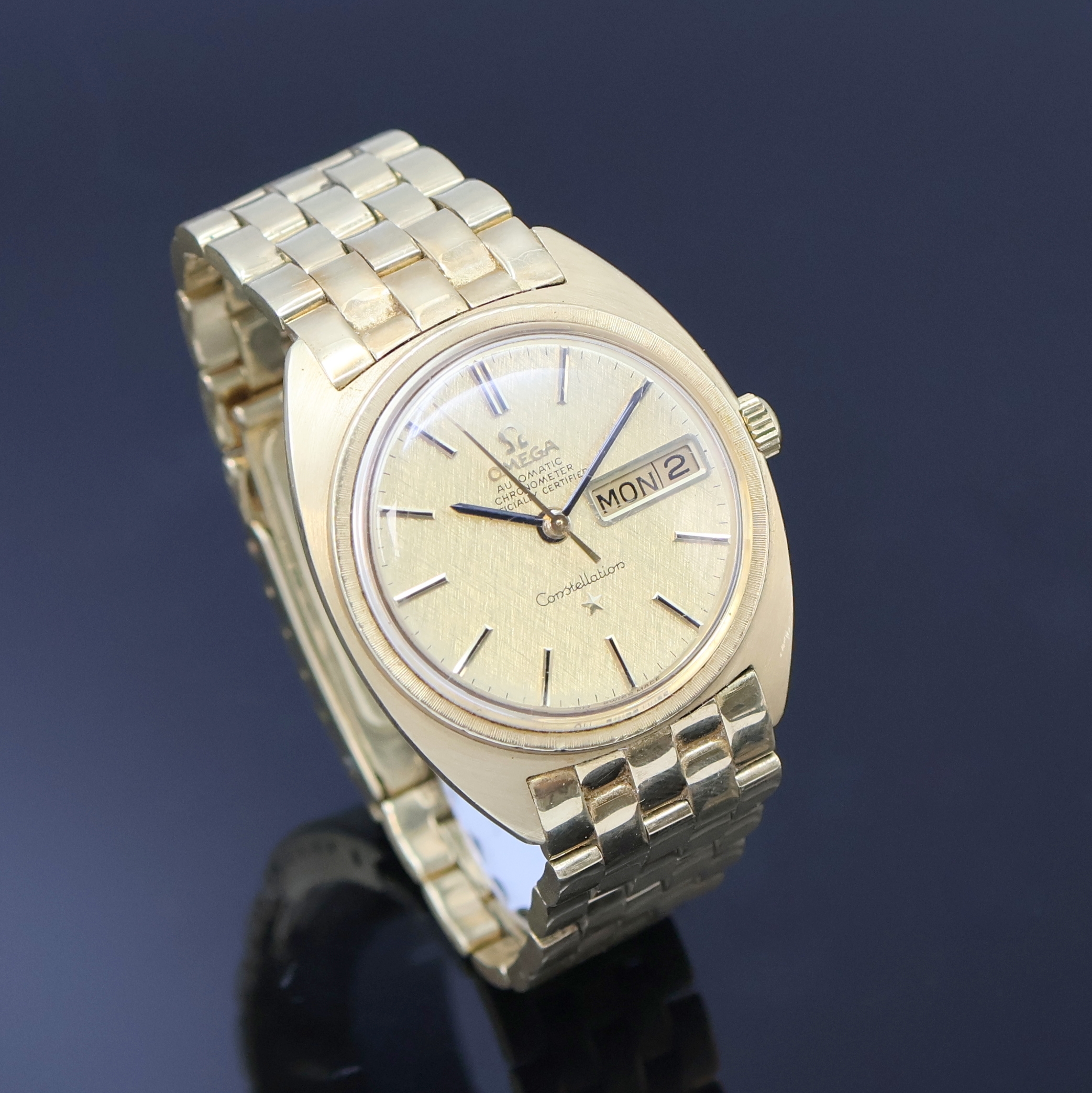 Detail b: OMEGA Constellation Chronometer Herrenarmbanduhr in GG 750/000, Schweiz um 1969, Automatik, orig. Goldband, Faltschl. nicht passend zum Band ersetzt, ...
