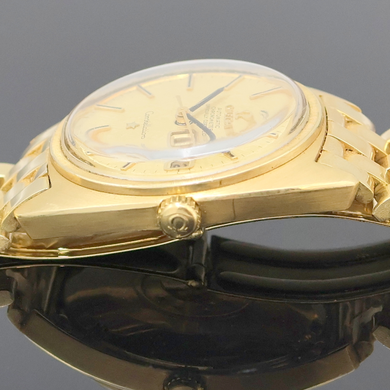 Detail d: OMEGA Constellation Chronometer Herrenarmbanduhr in GG 750/000, Schweiz um 1969, Automatik, orig. Goldband, Faltschl. nicht passend zum Band ersetzt, ...