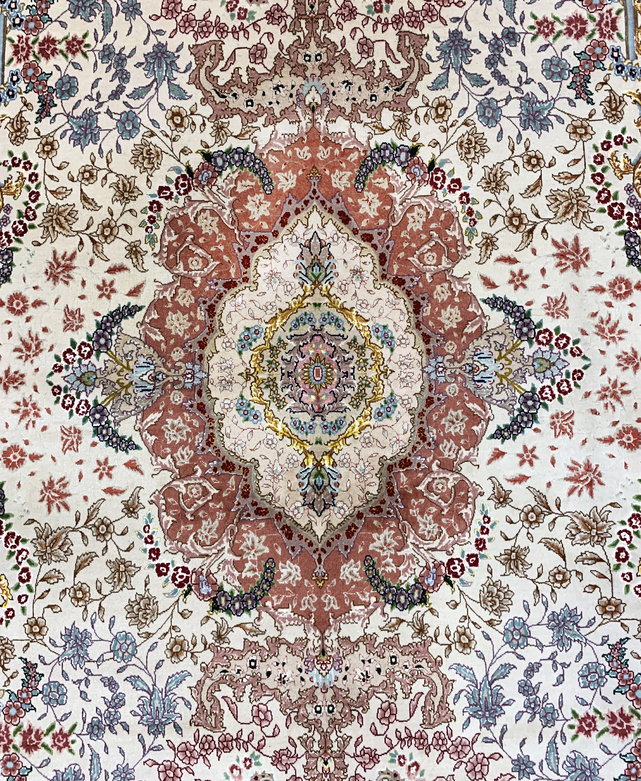 Detail d: Täbriz fein(60 Raj), Persien, Ende 20.Jhd, Korkwolle mit und auf Seide, ca. 313 x 198 cm,ca. 650.000 Kn/qm, gereinigt, EHZ: 2