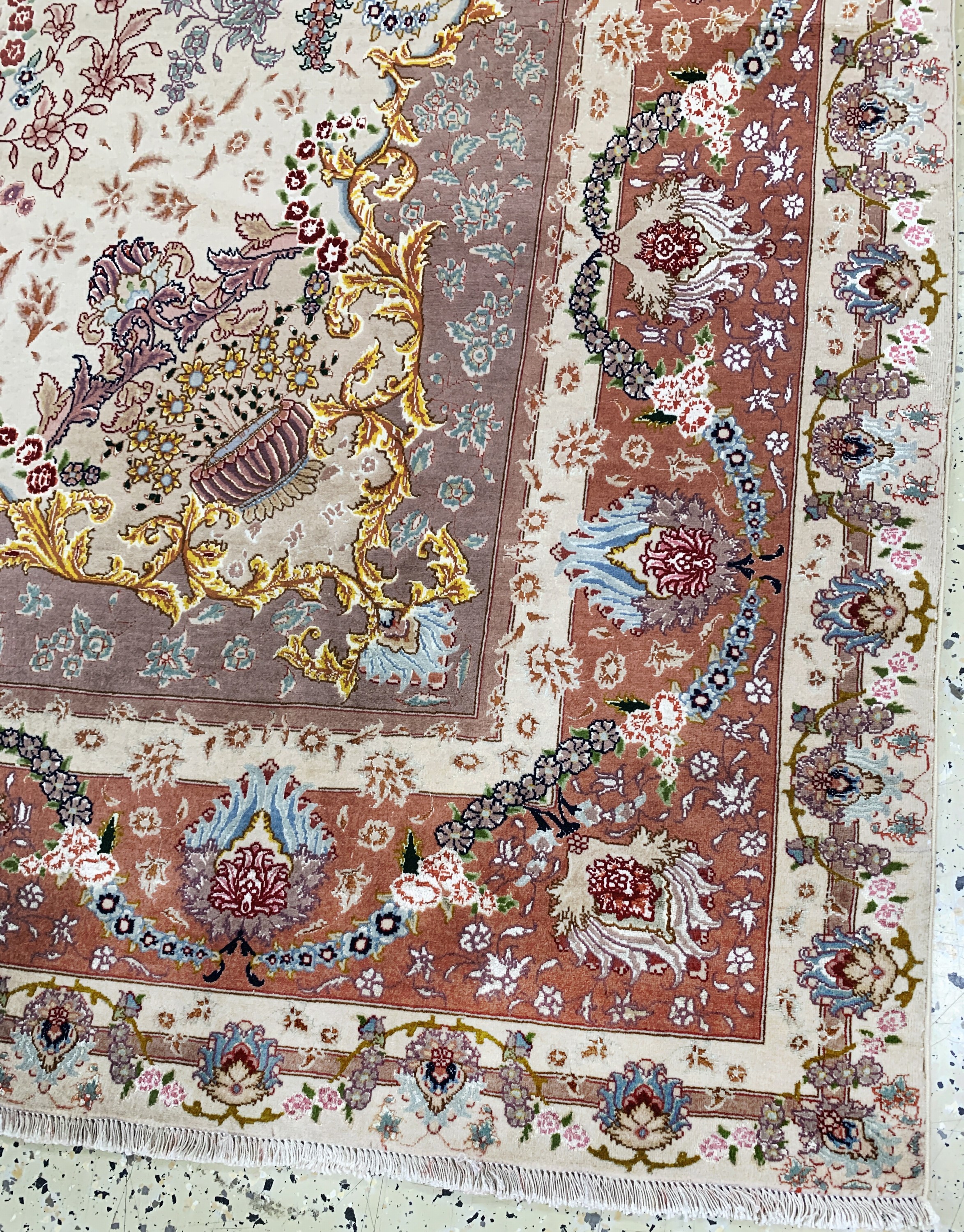 Detail e: Täbriz fein(60 Raj), Persien, Ende 20.Jhd, Korkwolle mit und auf Seide, ca. 313 x 198 cm,ca. 650.000 Kn/qm, gereinigt, EHZ: 2