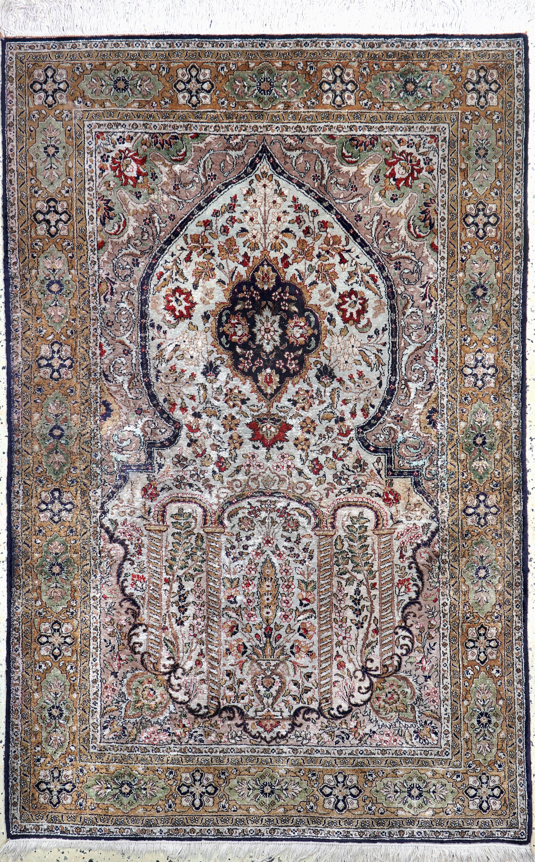 Ghom Seide, Persien, Mitte 20.Jhd, reine Naturseide, ca. 165 x 107 cm, EHZ: 2(fleckig)