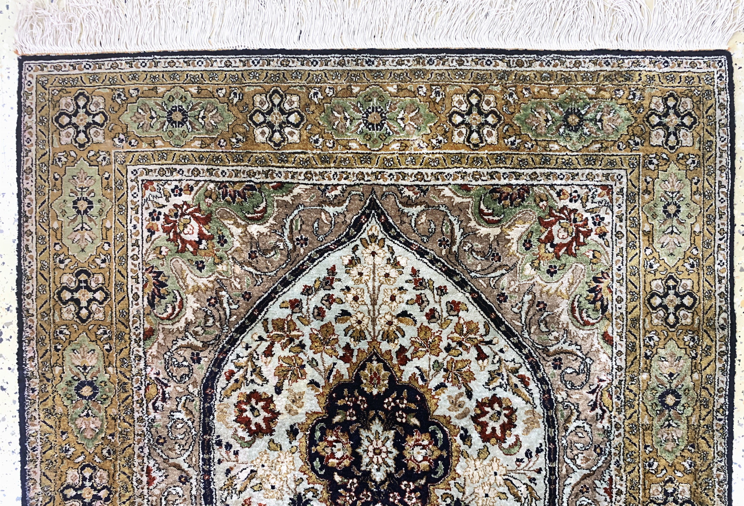 Detail a: Ghom Seide, Persien, Mitte 20.Jhd, reine Naturseide, ca. 165 x 107 cm, EHZ: 2(fleckig)