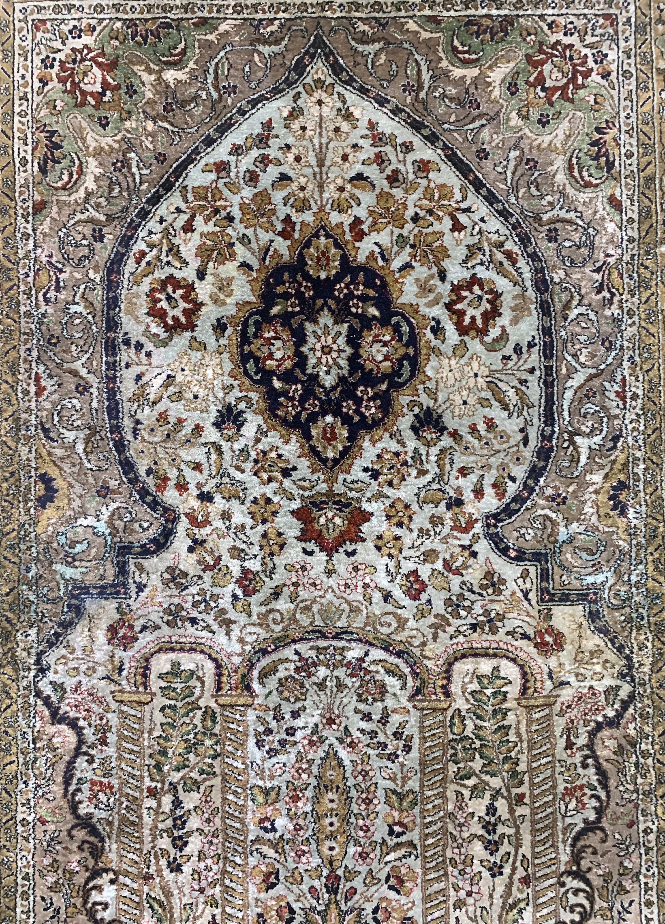 Detail b: Ghom Seide, Persien, Mitte 20.Jhd, reine Naturseide, ca. 165 x 107 cm, EHZ: 2(fleckig)