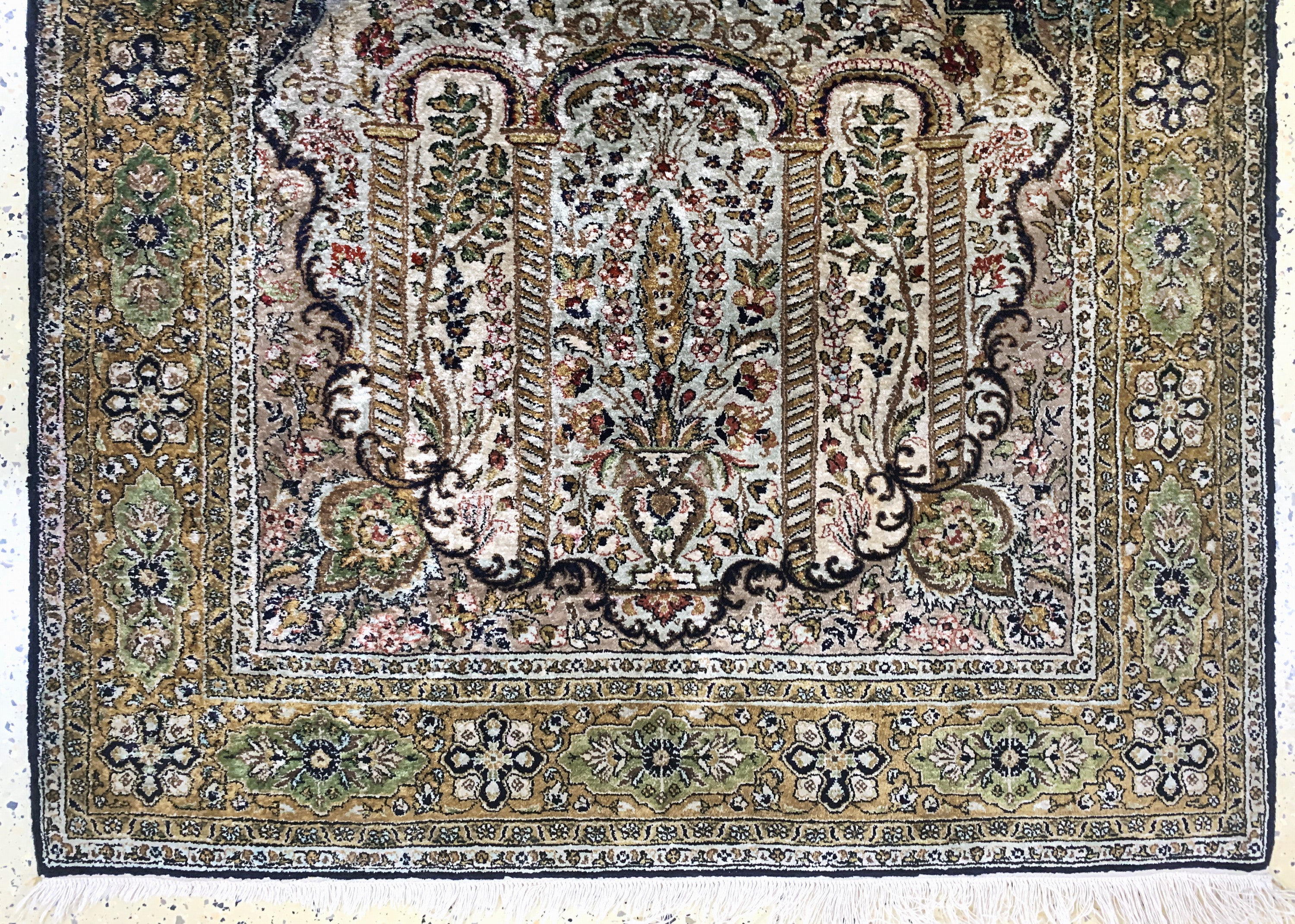 Detail c: Ghom Seide, Persien, Mitte 20.Jhd, reine Naturseide, ca. 165 x 107 cm, EHZ: 2(fleckig)
