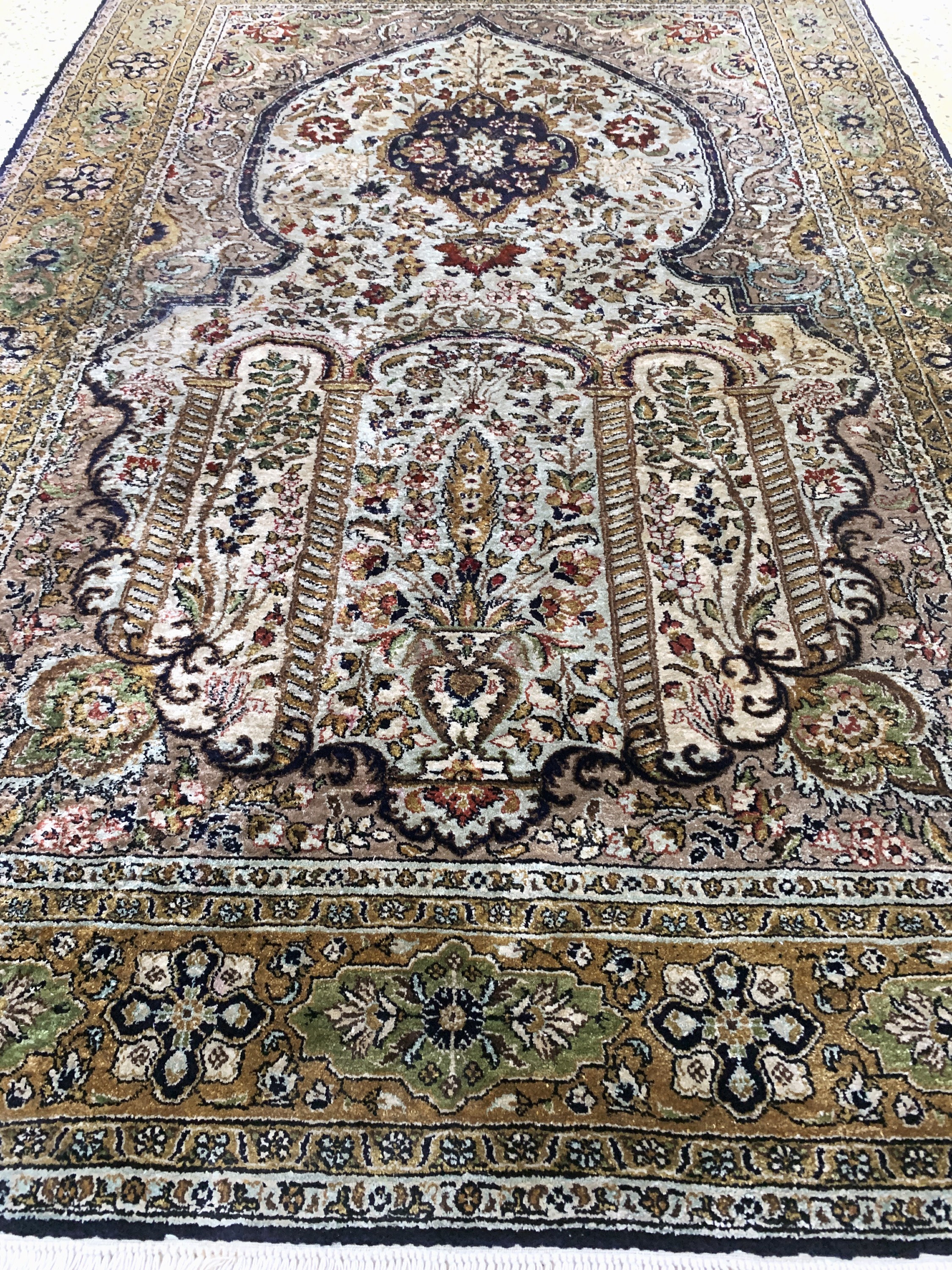 Detail d: Ghom Seide, Persien, Mitte 20.Jhd, reine Naturseide, ca. 165 x 107 cm, EHZ: 2(fleckig)