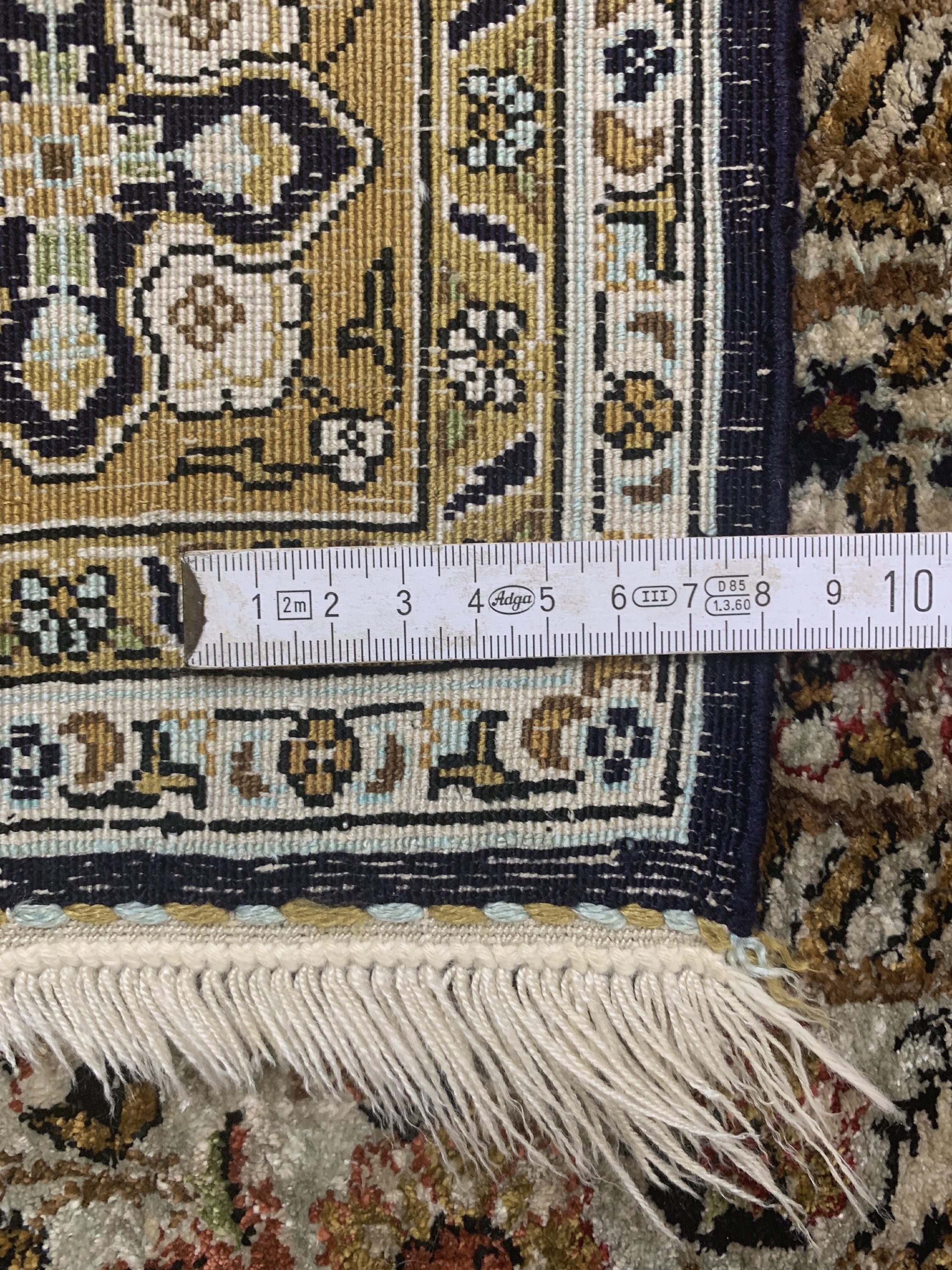 Detail e: Ghom Seide, Persien, Mitte 20.Jhd, reine Naturseide, ca. 165 x 107 cm, EHZ: 2(fleckig)