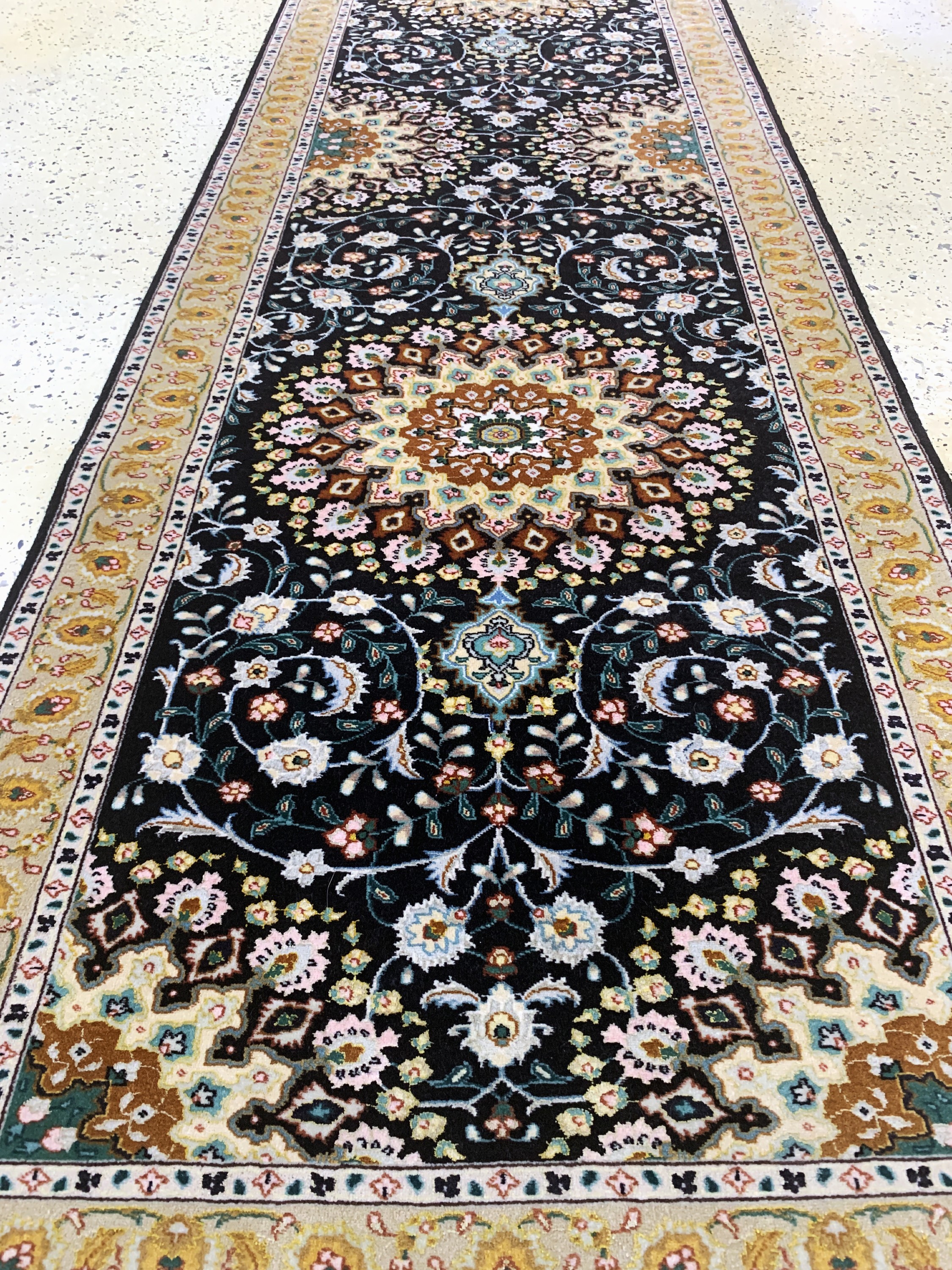 Detail d: Täbriz fein(50 Raj), Persien, Ende 20.Jhd, Korkwolle mit Seide, ca. 290 x 82 cm, ca. 500.000 Kn/qm, EHZ: 1-2