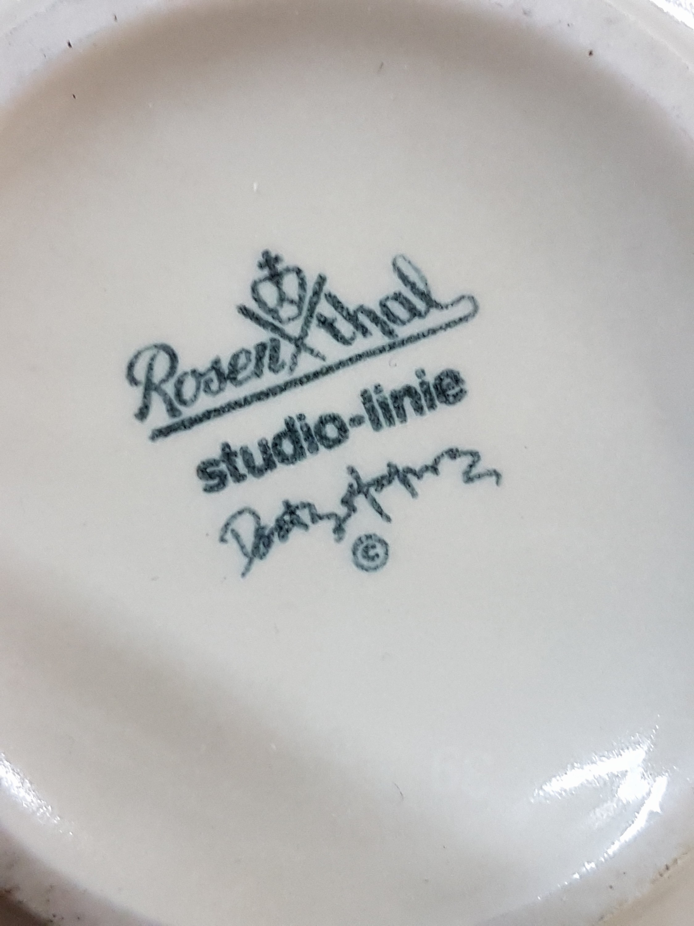 Detail k: Umfangreiches Kaffee- und Speiseservice, Rosenthal "Flash One", Entwurf Dorothy Hafner, Kaffeekanne mit Stövchen, Milchkanne, Zuckerdose, ...