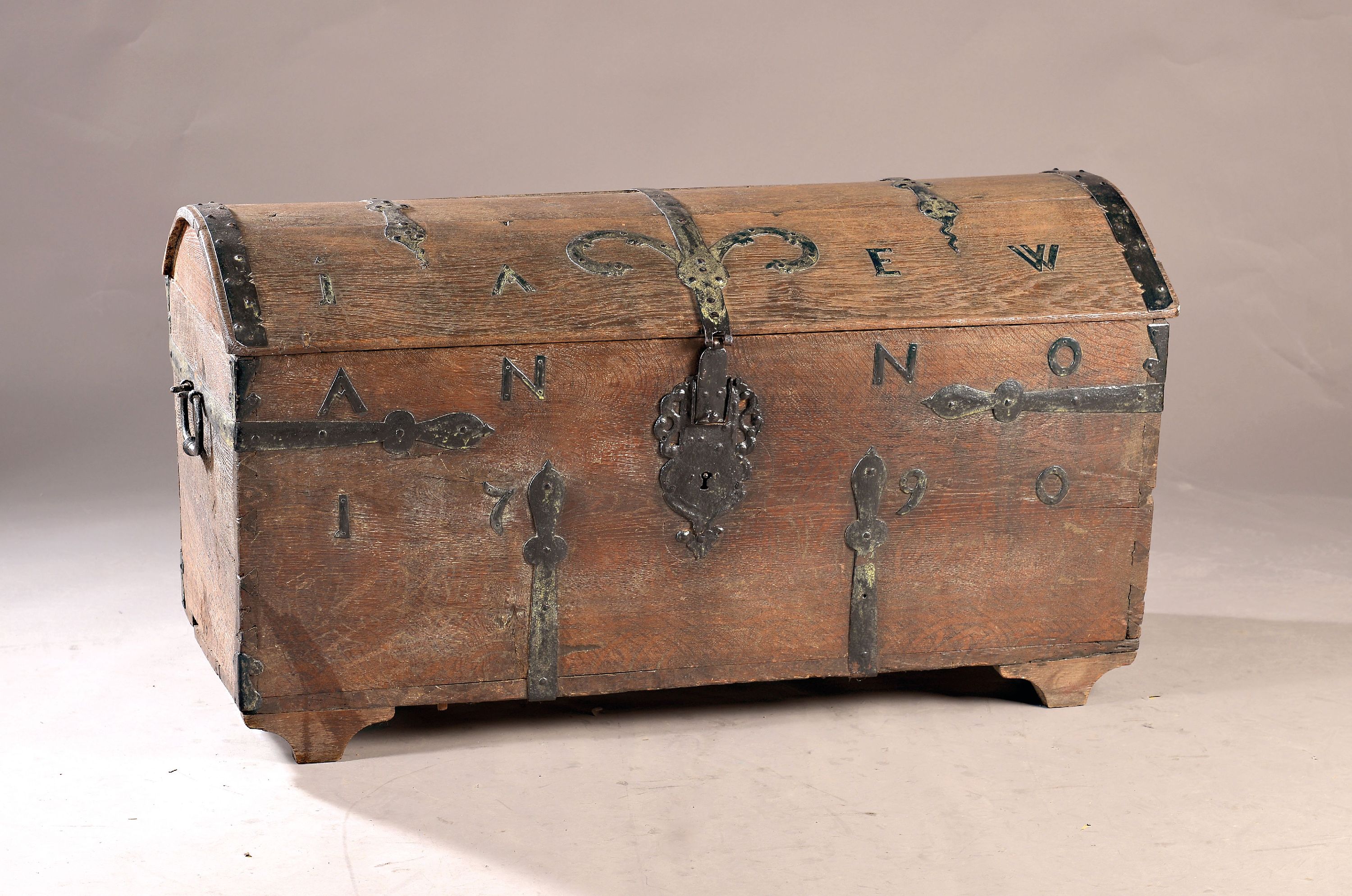 Image 27007558 - Runddeckeltruhe, deutsch, datiert 1790, Eiche mit Eisenbänderung, ca. 66x120x65 cm