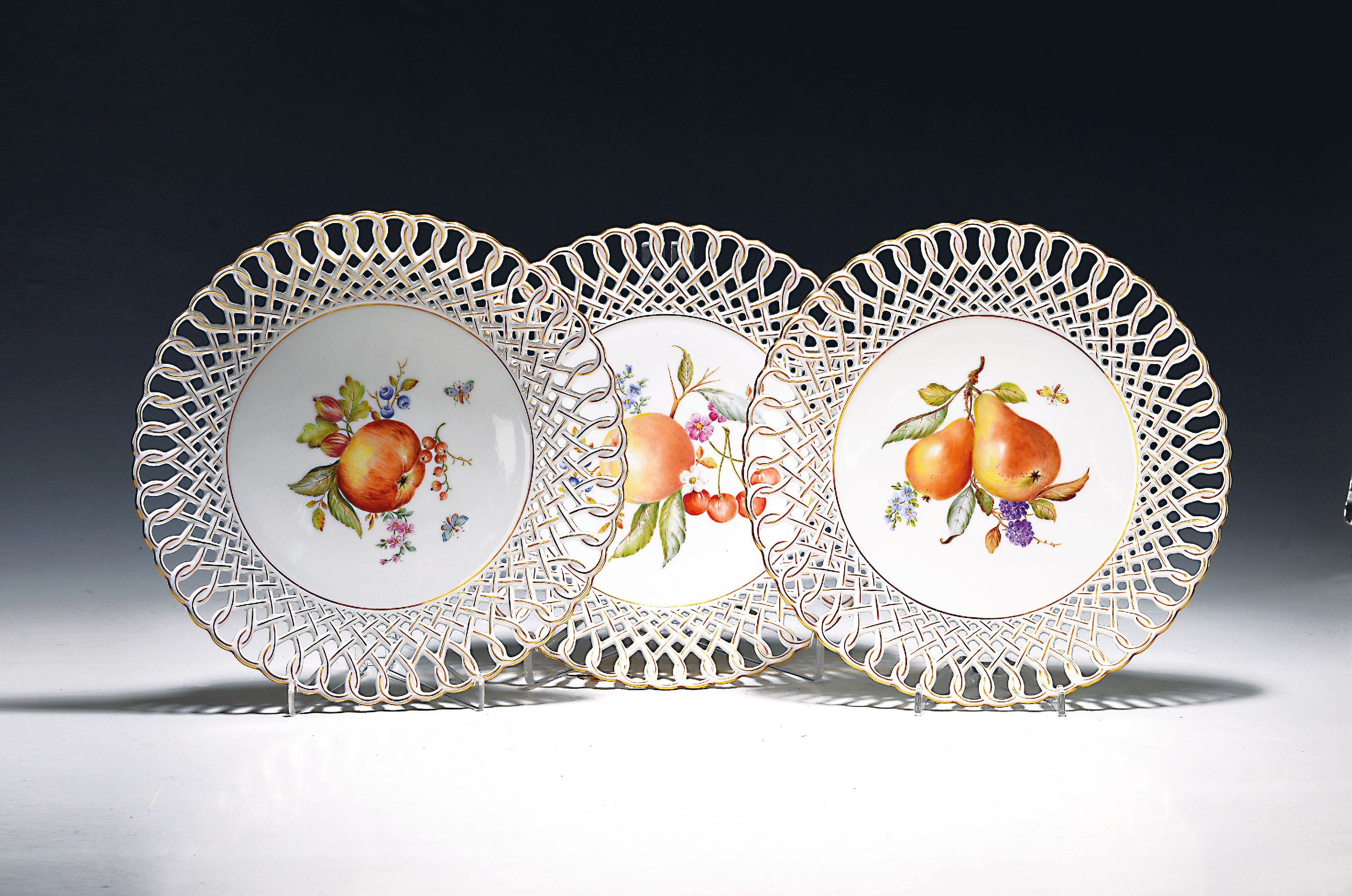 Image 27007560 - Drei Zierteller, Höchst, sign. A. Uhlig, Porzellan, Rand in Durchbrucharbeit, ...