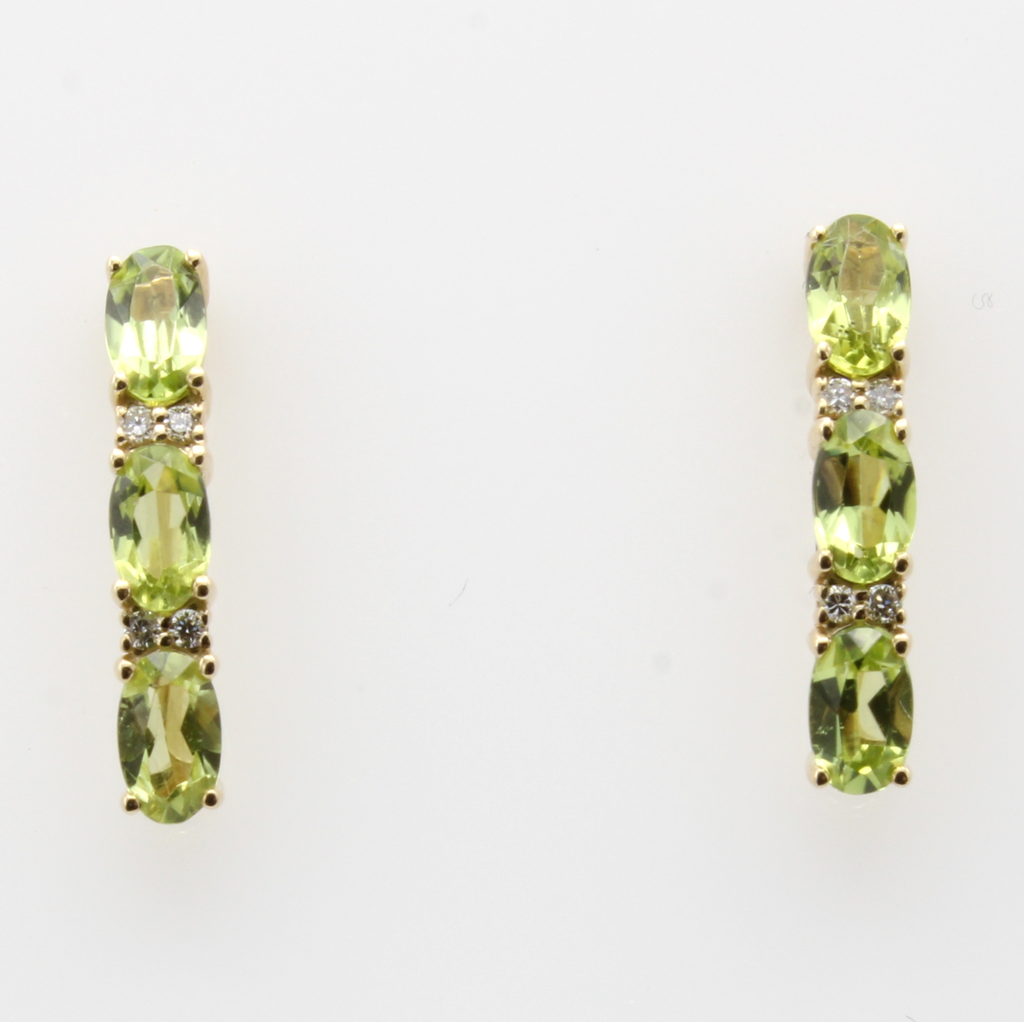 Image 27007575 - Paar Ohrstecker mit Peridots und Brillanten, GG 585/000, 8 Brill. zus. ca. 0.05 ct feines ...