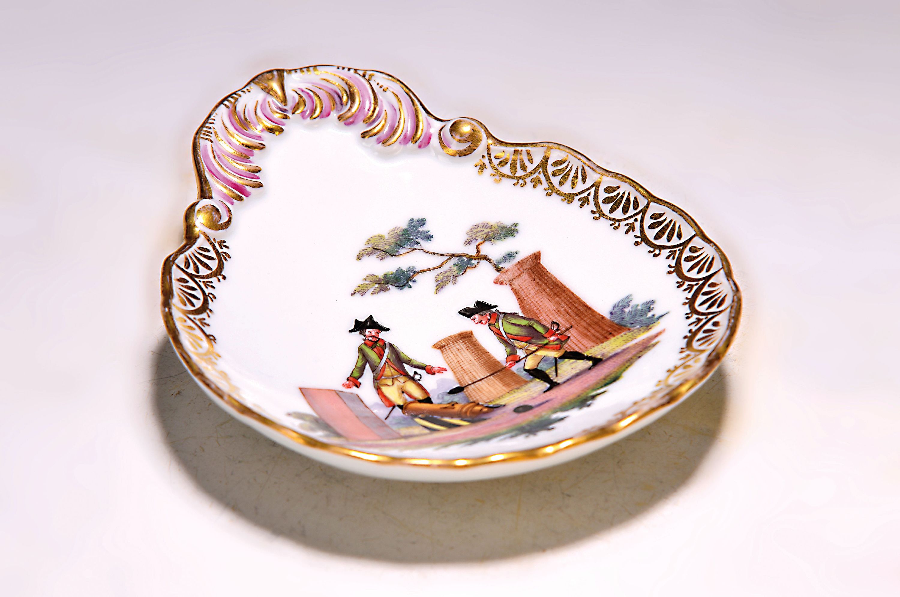 Image 27007586 - Schälchen, Meissen, um 1870, Goldkante, mittig feine bunte Malerei: Zwei Artilleristen ...