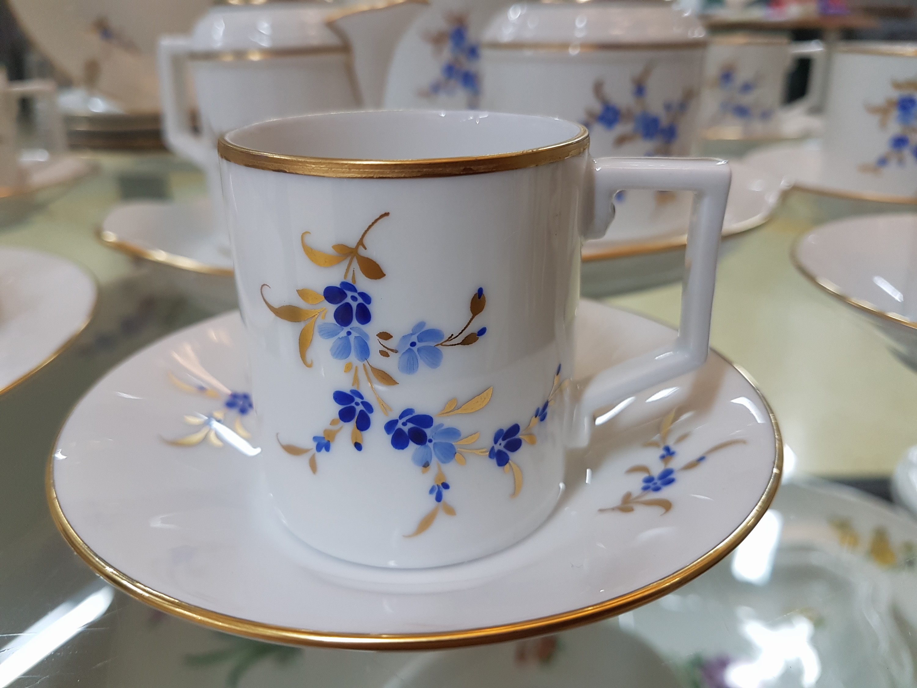 Detail b: Mokka- bzw. Espressoservice, Höchst, Form Kurfürst, Dekor Vergissmeinnicht goldstaffiert: Kanne, Zuckerdose und Sahnegießer auf Tablett, sechs ...