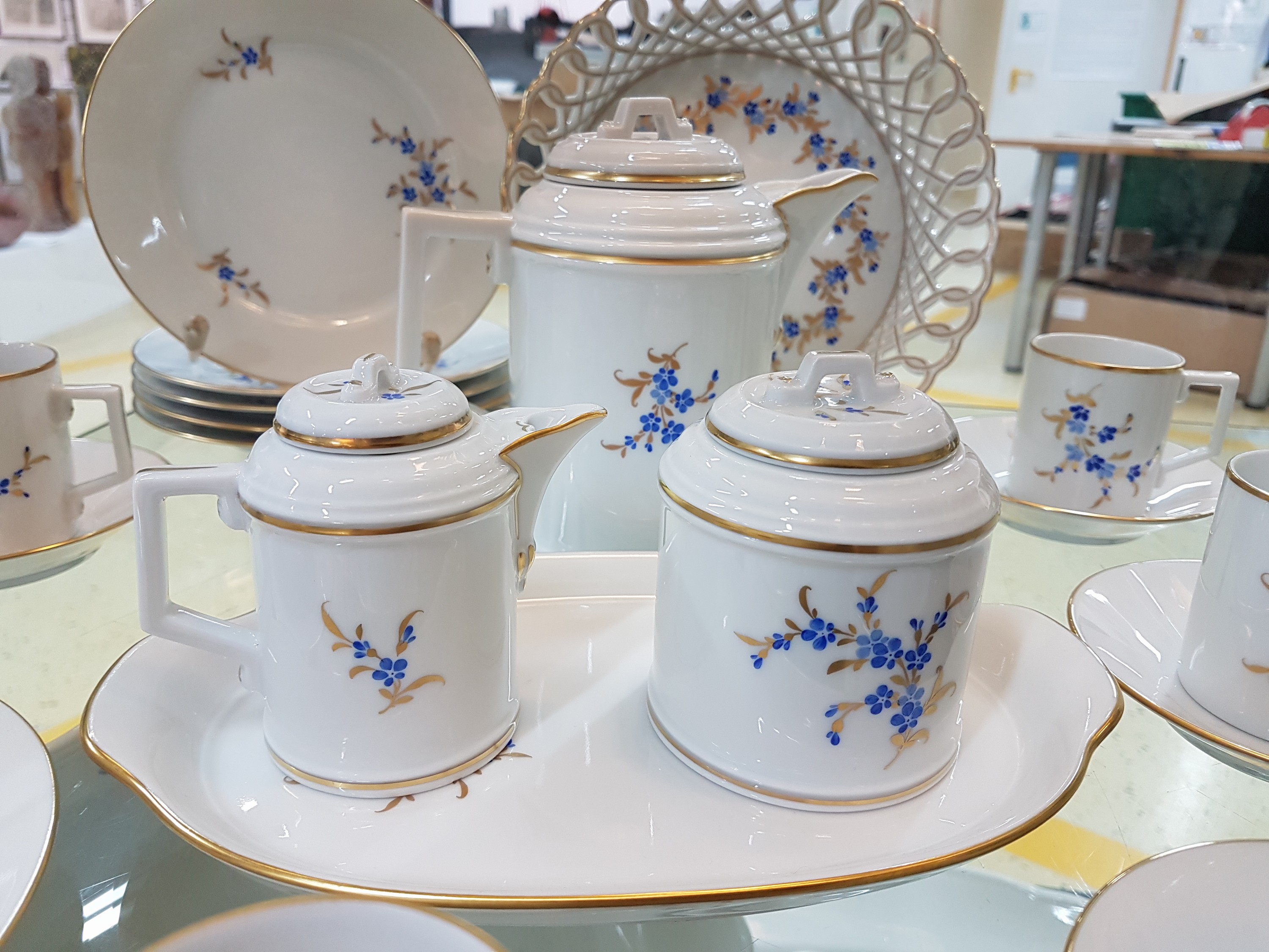 Detail c: Mokka- bzw. Espressoservice, Höchst, Form Kurfürst, Dekor Vergissmeinnicht goldstaffiert: Kanne, Zuckerdose und Sahnegießer auf Tablett, sechs ...