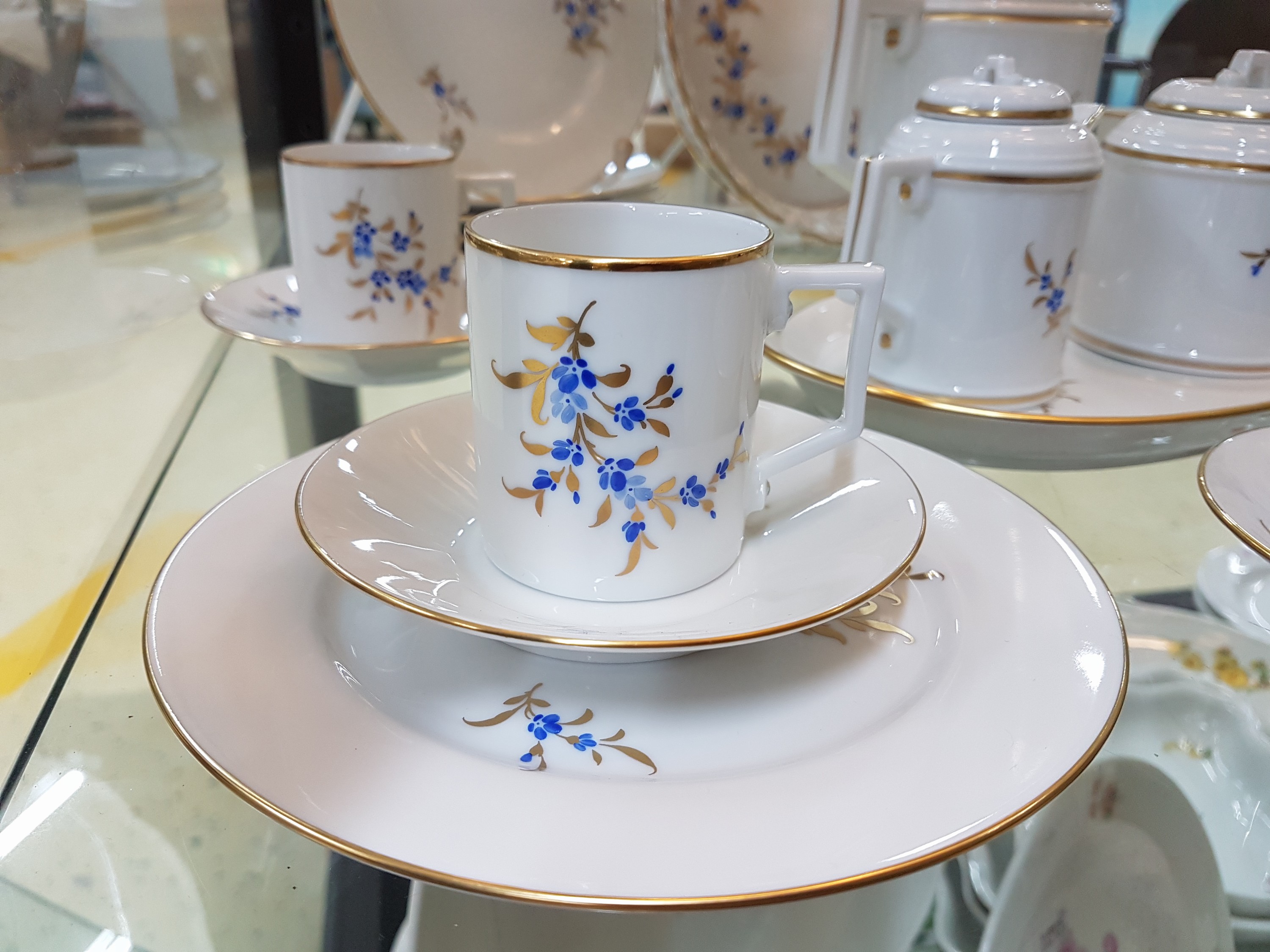 Detail f: Mokka- bzw. Espressoservice, Höchst, Form Kurfürst, Dekor Vergissmeinnicht goldstaffiert: Kanne, Zuckerdose und Sahnegießer auf Tablett, sechs ...