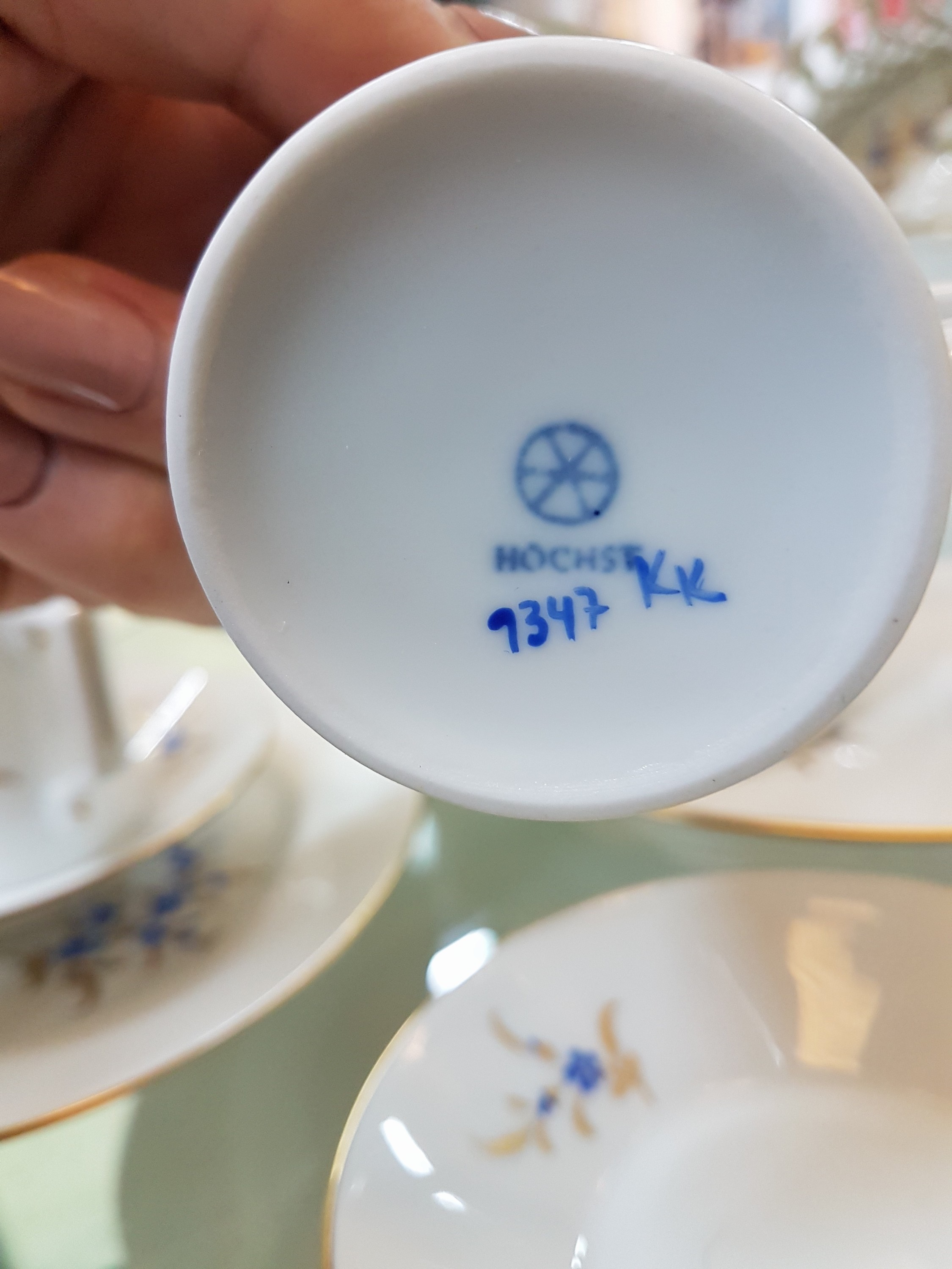Detail g: Mokka- bzw. Espressoservice, Höchst, Form Kurfürst, Dekor Vergissmeinnicht goldstaffiert: Kanne, Zuckerdose und Sahnegießer auf Tablett, sechs ...