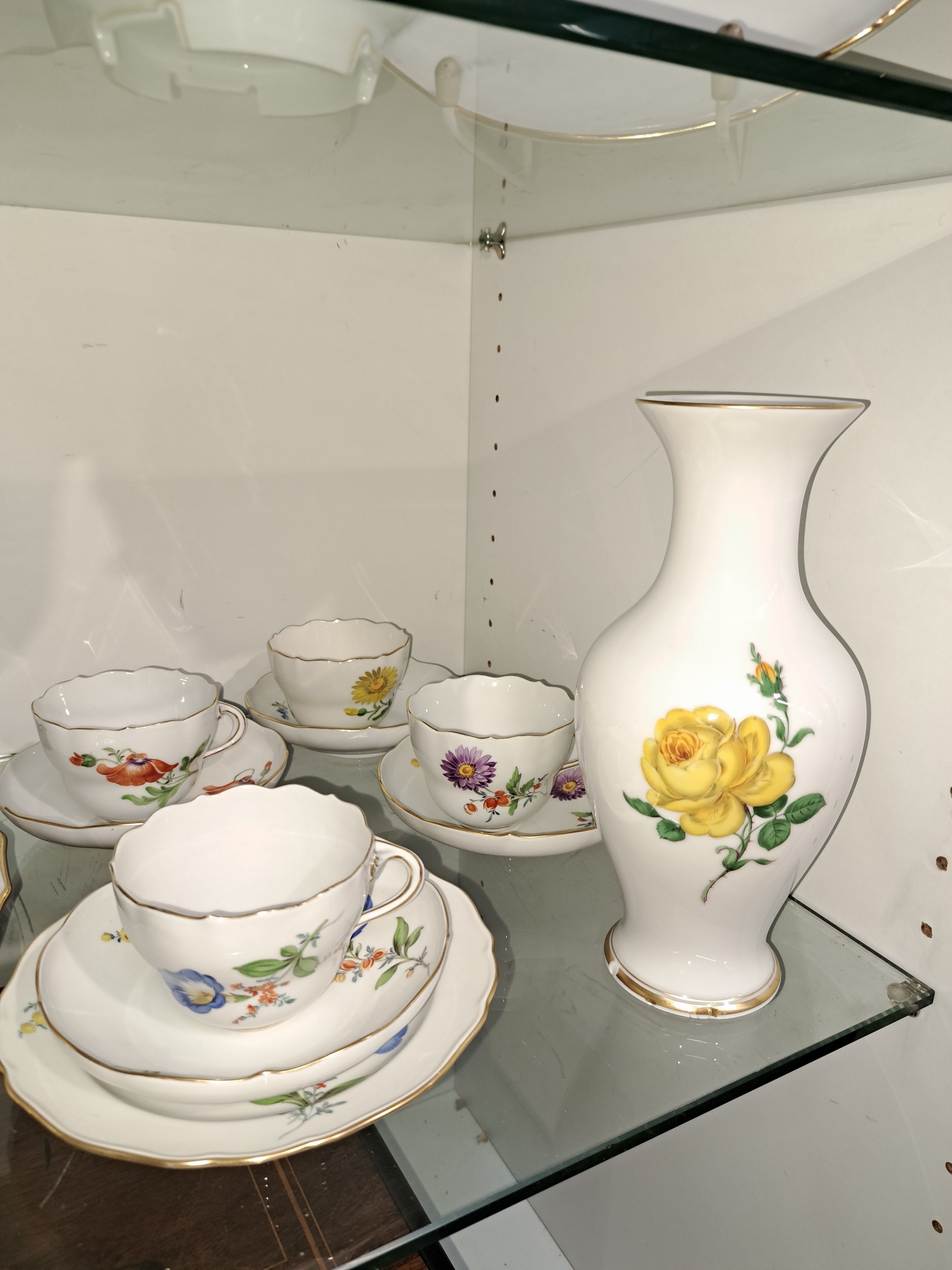 Detail a: Kaffeeservice, Meissen, 20. Jh., 2. Wahl, Porzellan, Blume 1 und Blume 2, 7 Kaffeetassen mit Untertassen, und sieben Dessertteller, zwei Tassen min. ...