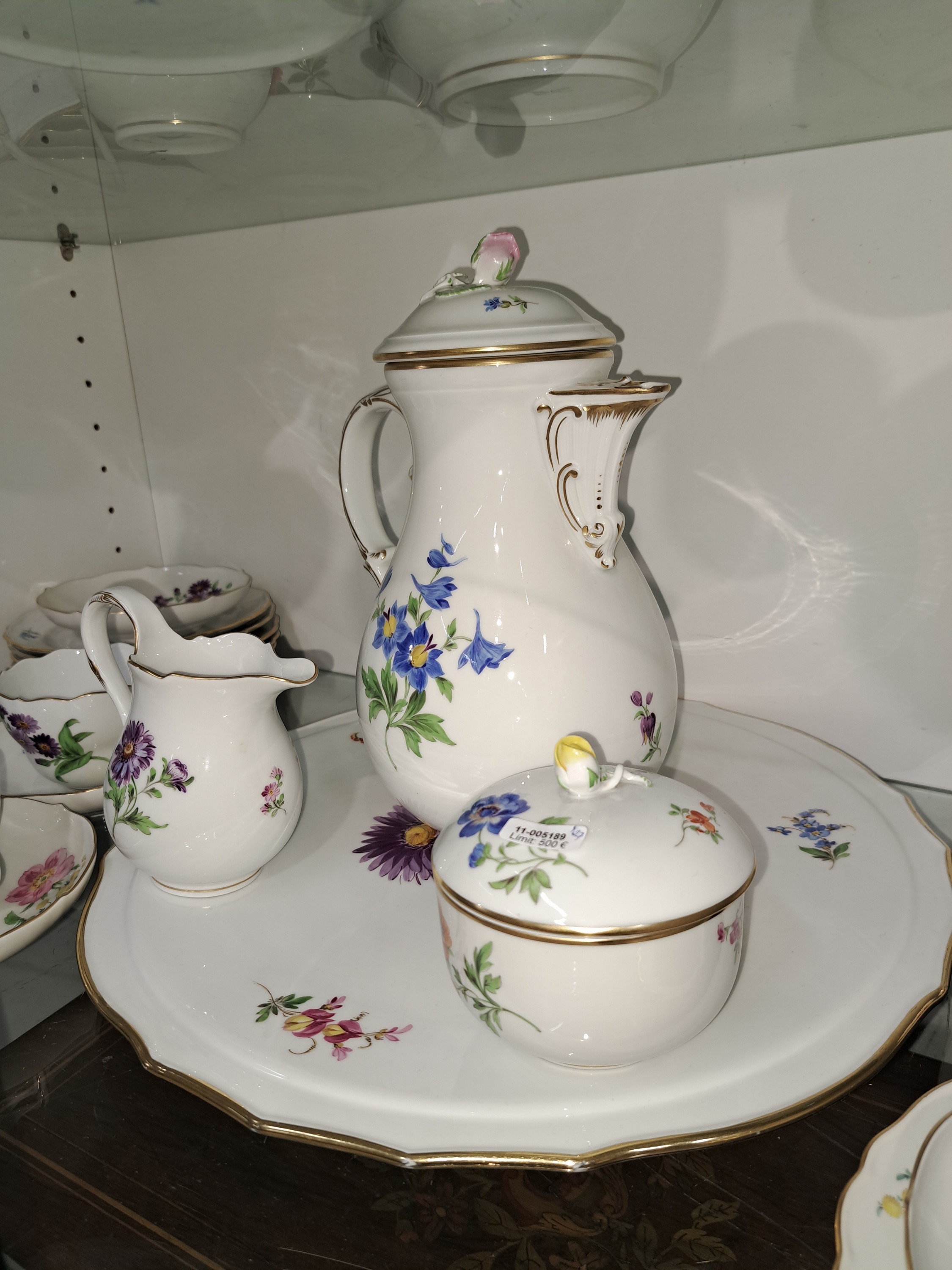 Detail b: Kaffeeservice, Meissen, 20. Jh., 2. Wahl, Porzellan, Blume 1 und Blume 2, 7 Kaffeetassen mit Untertassen, und sieben Dessertteller, zwei Tassen min. ...