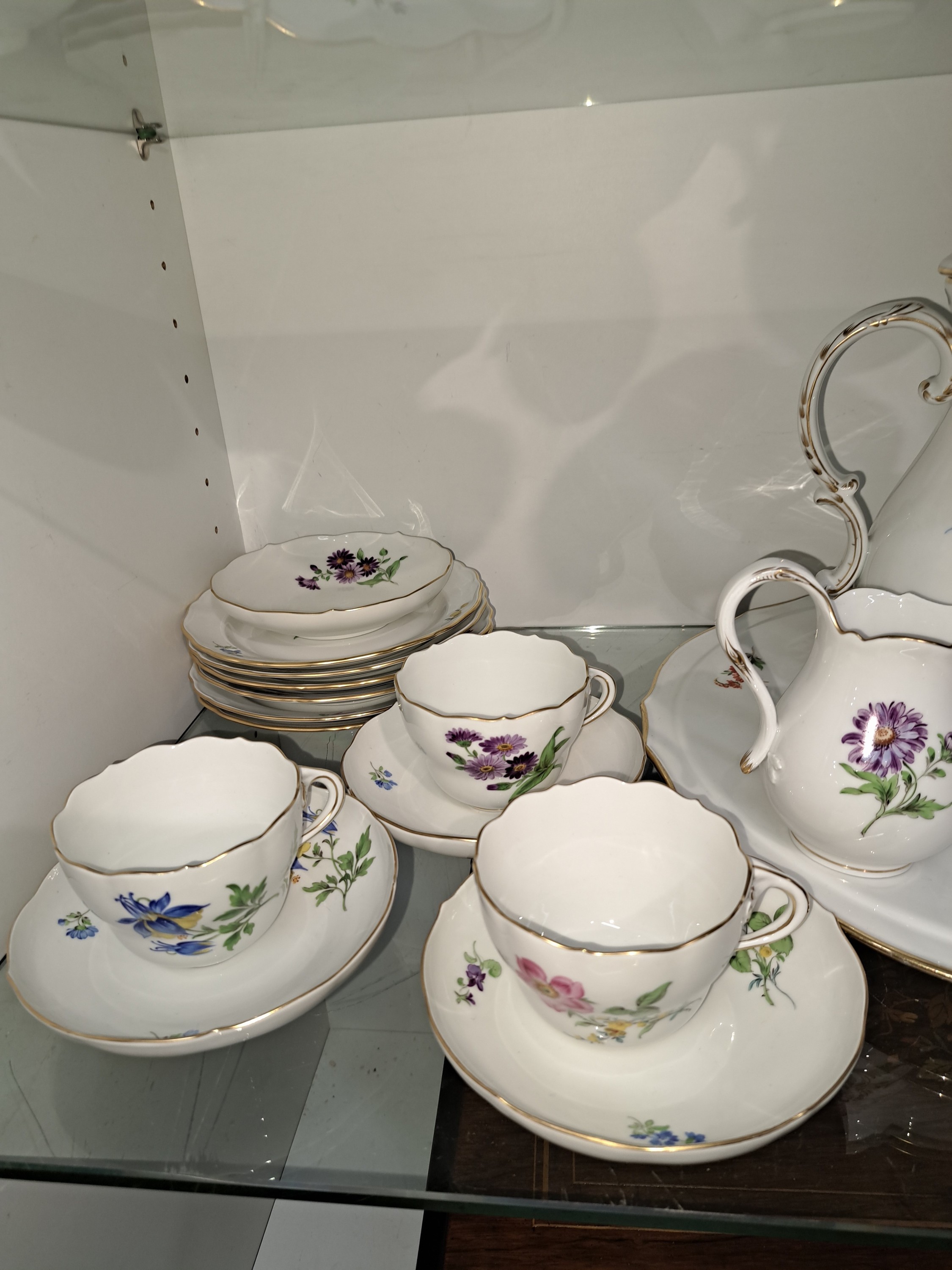 Detail c: Kaffeeservice, Meissen, 20. Jh., 2. Wahl, Porzellan, Blume 1 und Blume 2, 7 Kaffeetassen mit Untertassen, und sieben Dessertteller, zwei Tassen min. ...