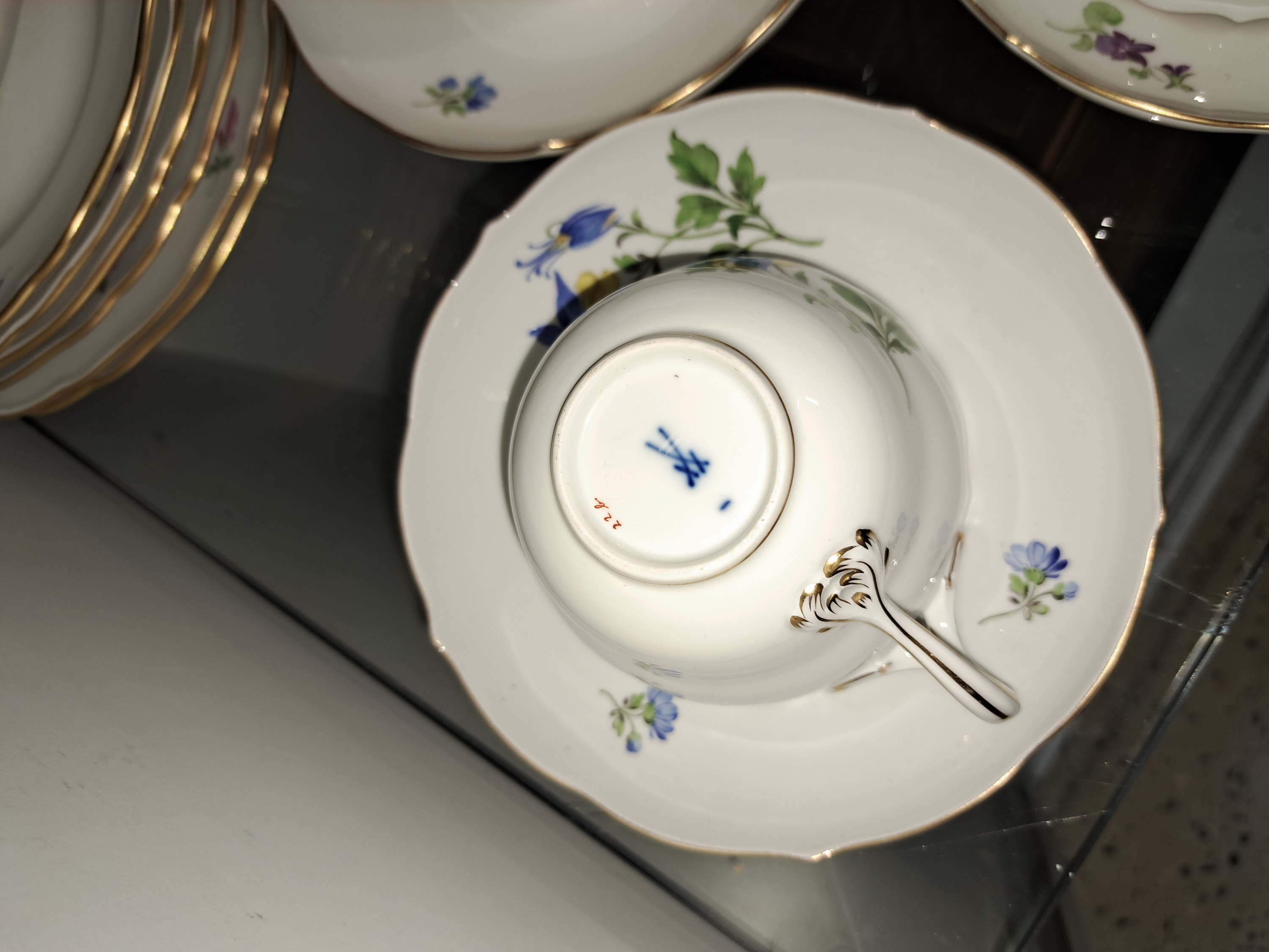 Detail d: Kaffeeservice, Meissen, 20. Jh., 2. Wahl, Porzellan, Blume 1 und Blume 2, 7 Kaffeetassen mit Untertassen, und sieben Dessertteller, zwei Tassen min. ...