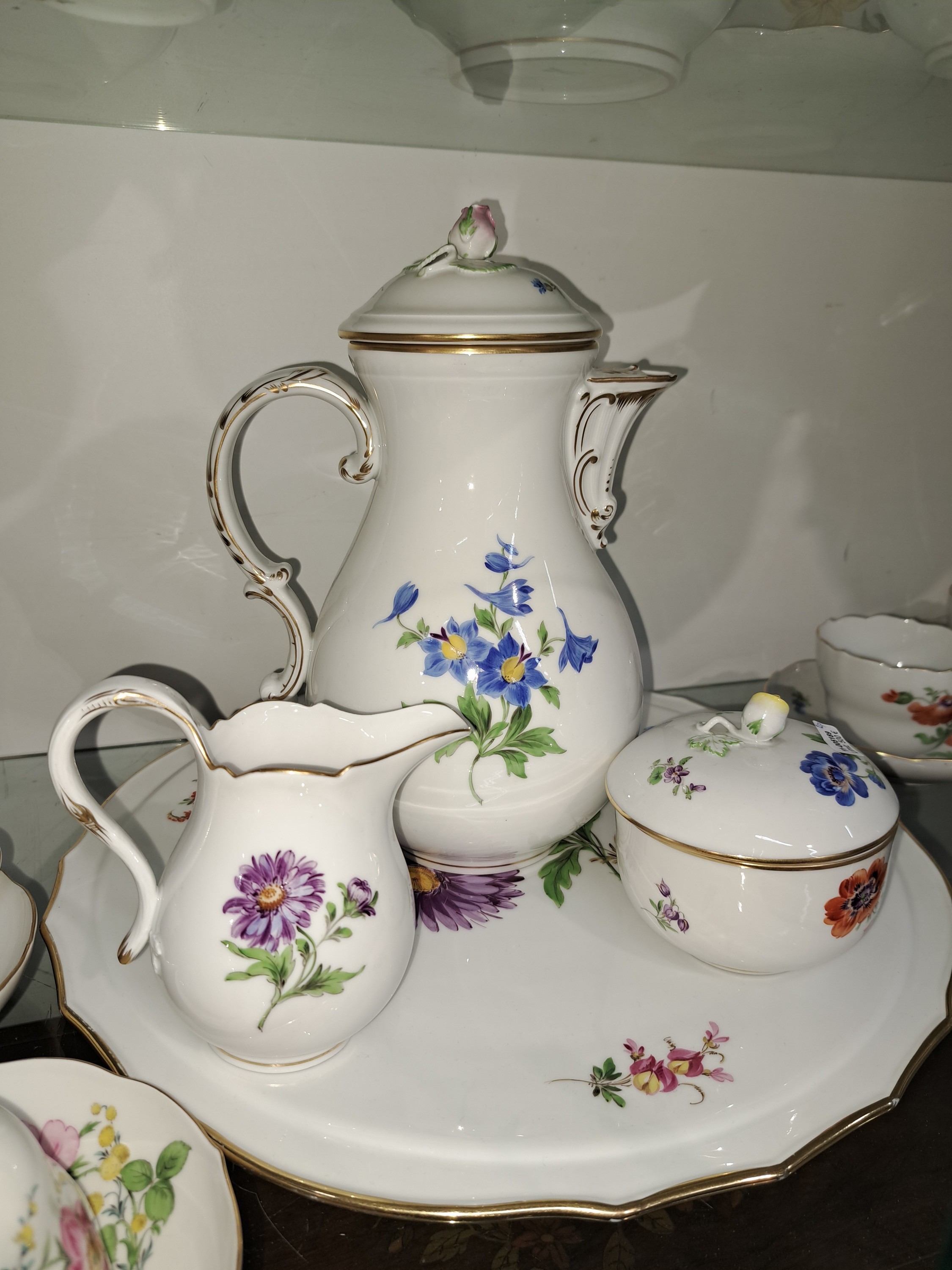 Detail e: Kaffeeservice, Meissen, 20. Jh., 2. Wahl, Porzellan, Blume 1 und Blume 2, 7 Kaffeetassen mit Untertassen, und sieben Dessertteller, zwei Tassen min. ...