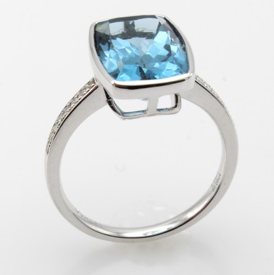27007515a - Ring mit Blautopas und Brillanten, WG 585/ 000, Topas (beh.) ca. 6.56 ct, 16 Brill. zus. ...
