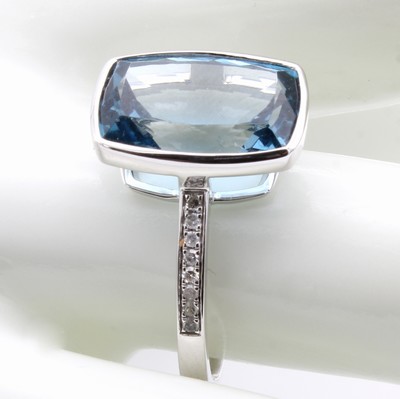27007515b - Ring mit Blautopas und Brillanten, WG 585/ 000, Topas (beh.) ca. 6.56 ct, 16 Brill. zus. ...