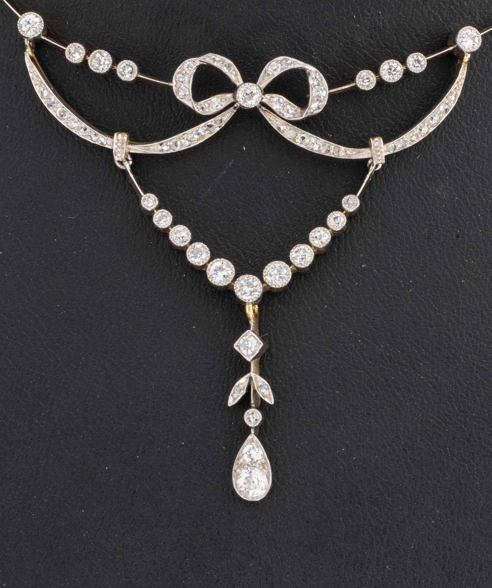 Detail a: 18 kt Gold Diamant-Collier, um 1910, GG 750/000, Mittelteil schauseitig Platin, in sich bewegl., mit Schleife, Girlanden und bewegl. Abhängung, 68 ...