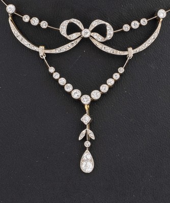 27007881a - 18 kt Gold Diamant-Collier, um 1910, GG 750/000, Mittelteil schauseitig Platin, in sich ...